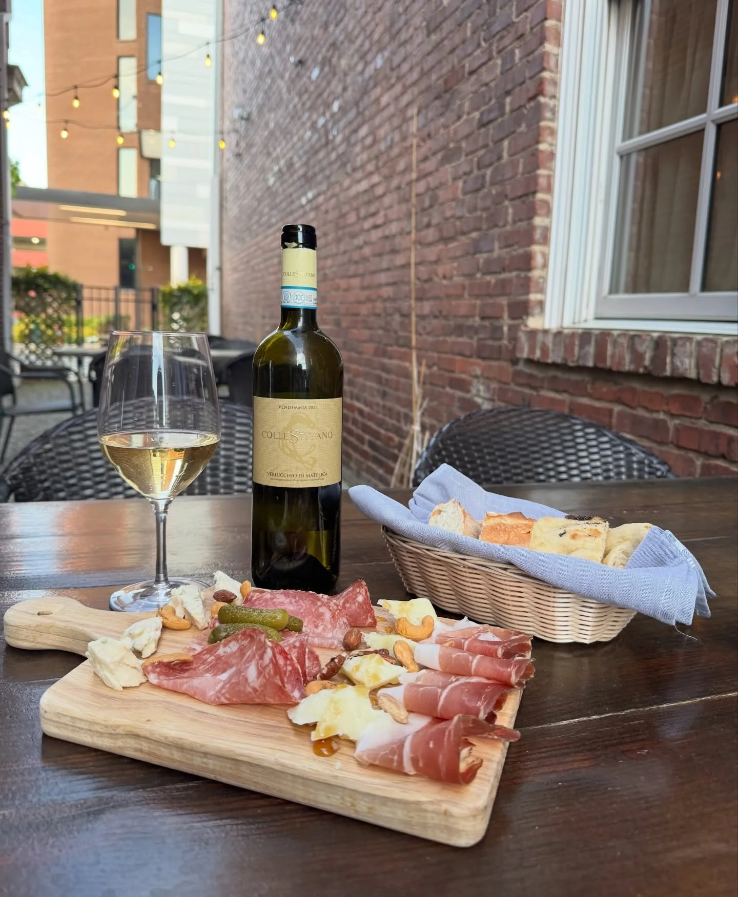 Patio weather is here! ☀️

Come see us this weekend and have dinner in our romantic alleyway.