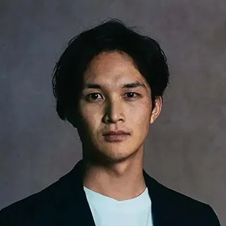 黒髪の男性のポートレート写真
