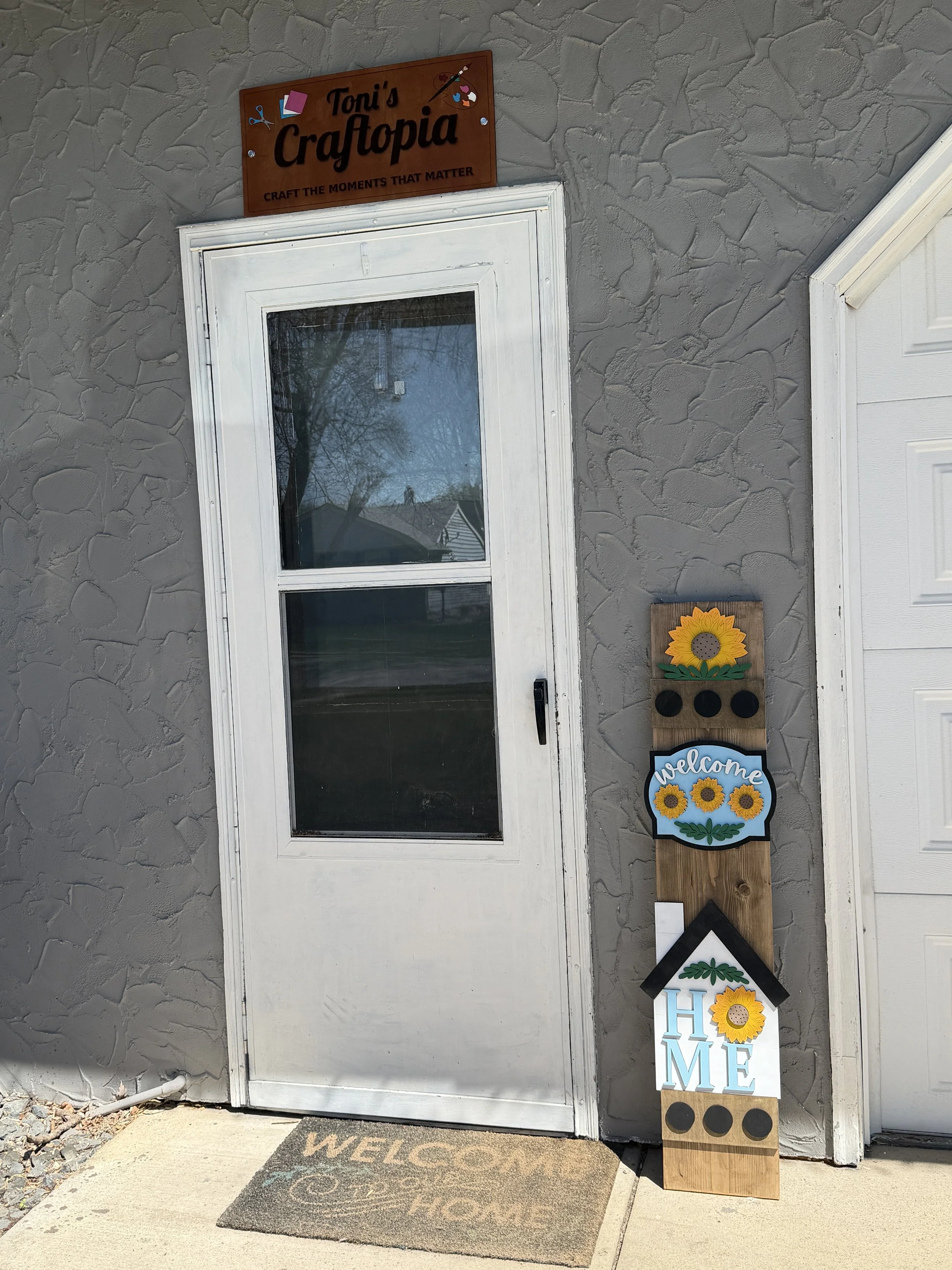 Interchangeable Seasonal Porch Leaner