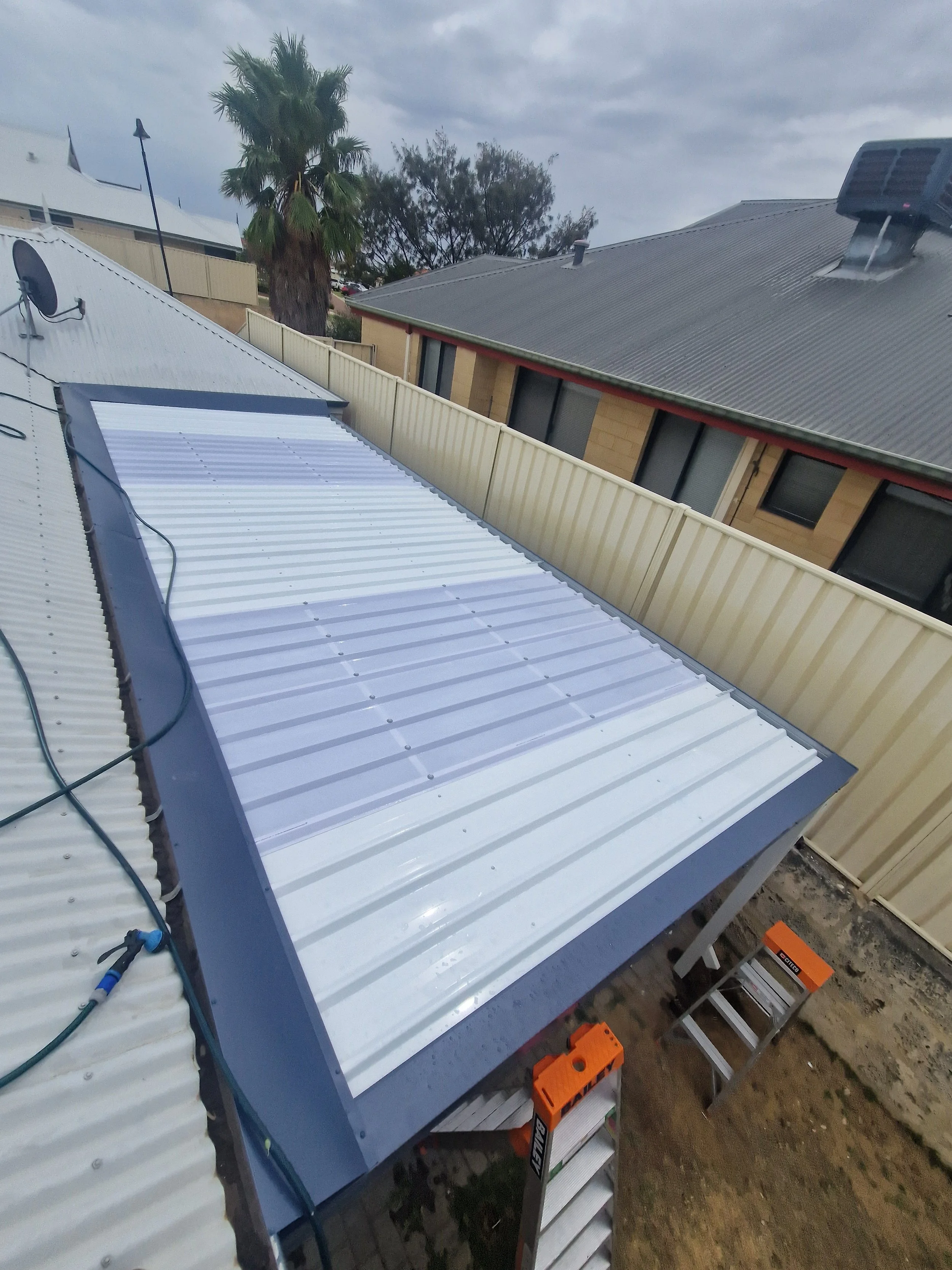 pergola-roof-sheeting-with-flashing.jpg.jpg