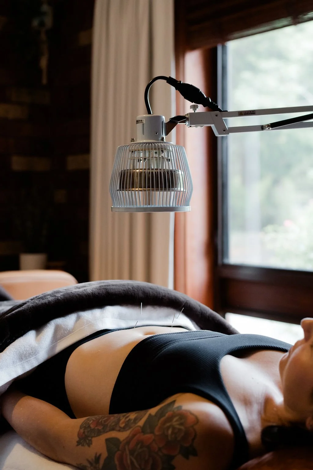 Follow-up acupuncture treatment in Monbulk with heat lamp support