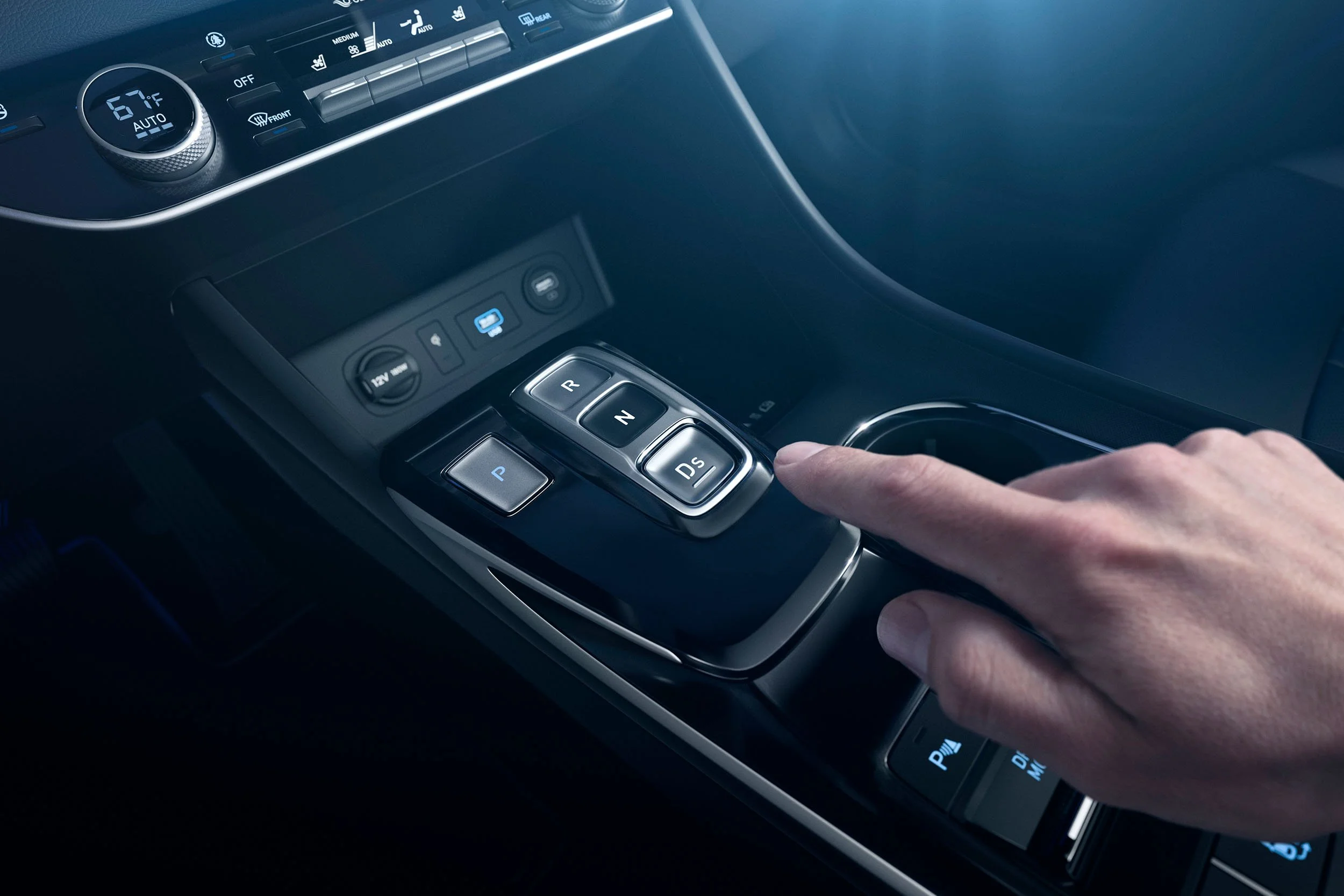 2020 Sonata Reveal CG Photography_0002_MY20-DN8-0009_Hand.jpg