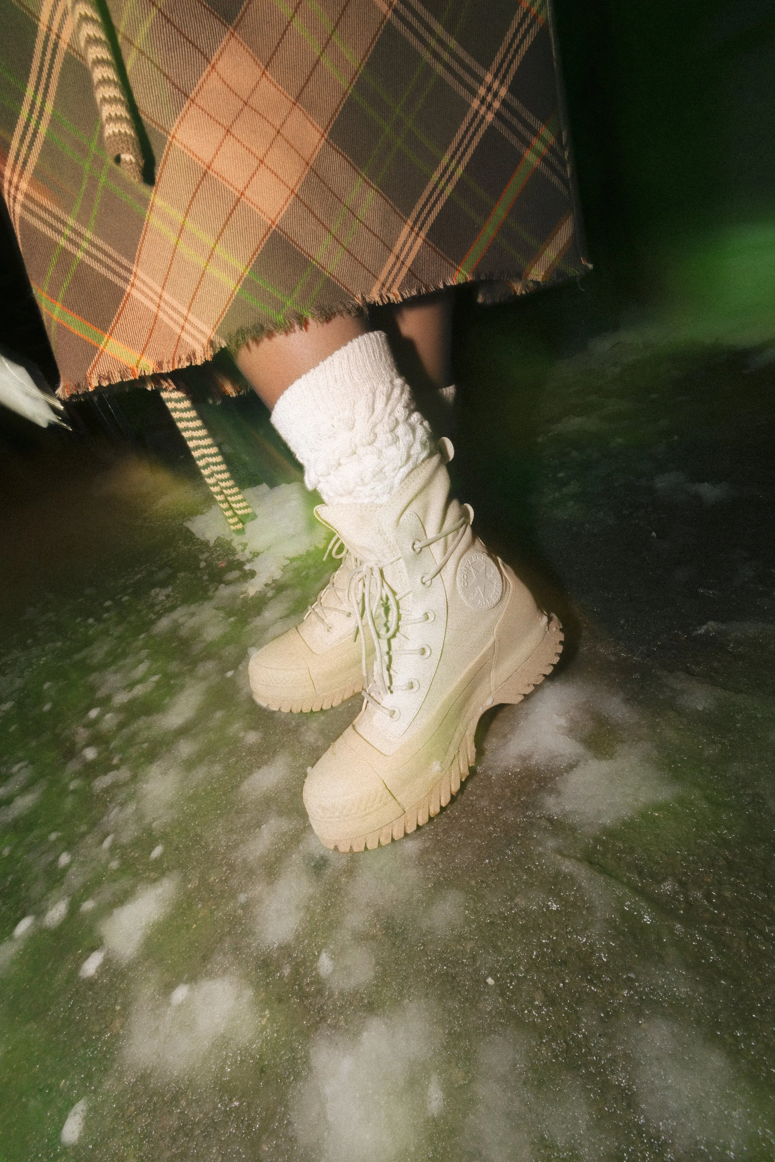 CONVERSE SELECTS-4 ANNA LUGGED 2.0 X-HI - KNEE DOWN.jpg