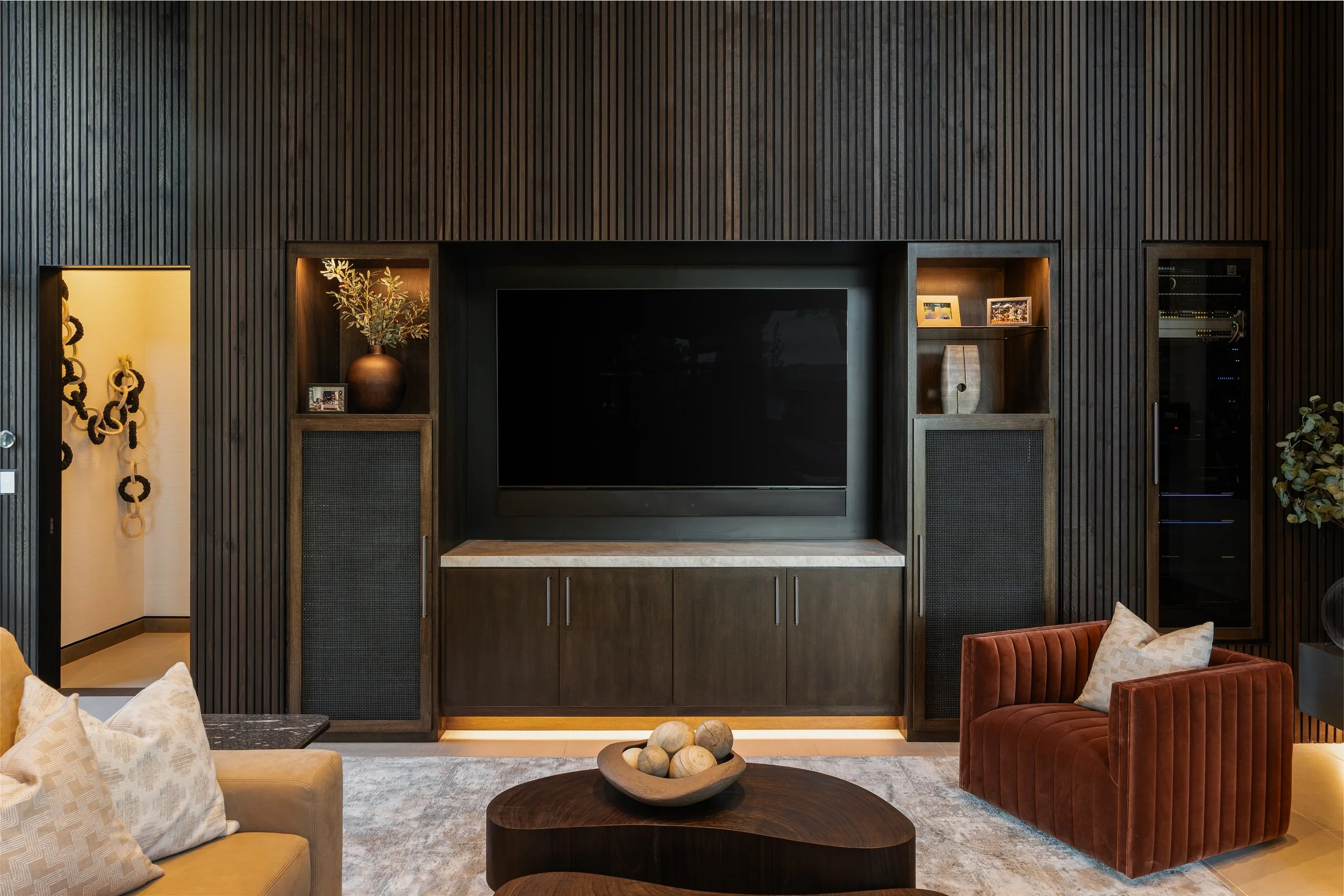 Do you ever walk into a space and think&hellip; it&rsquo;s almost there? It has all the right furniture, the finishes are beautiful, and yet something still feels&hellip; flat.

That&rsquo;s where wallcoverings come in.

They aren&rsquo;t just a deco