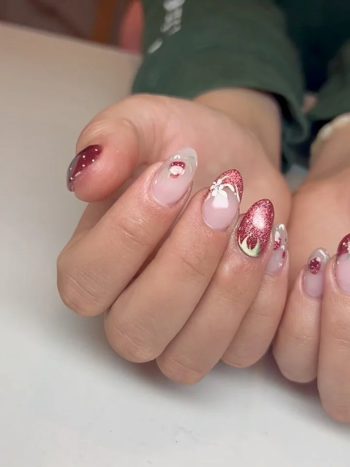 Cat eye strawberries!!? You&rsquo;re joking 🤩🍓

#summernails #nailinspo #strawberrynails #cateyenailtrends #buildergelnails