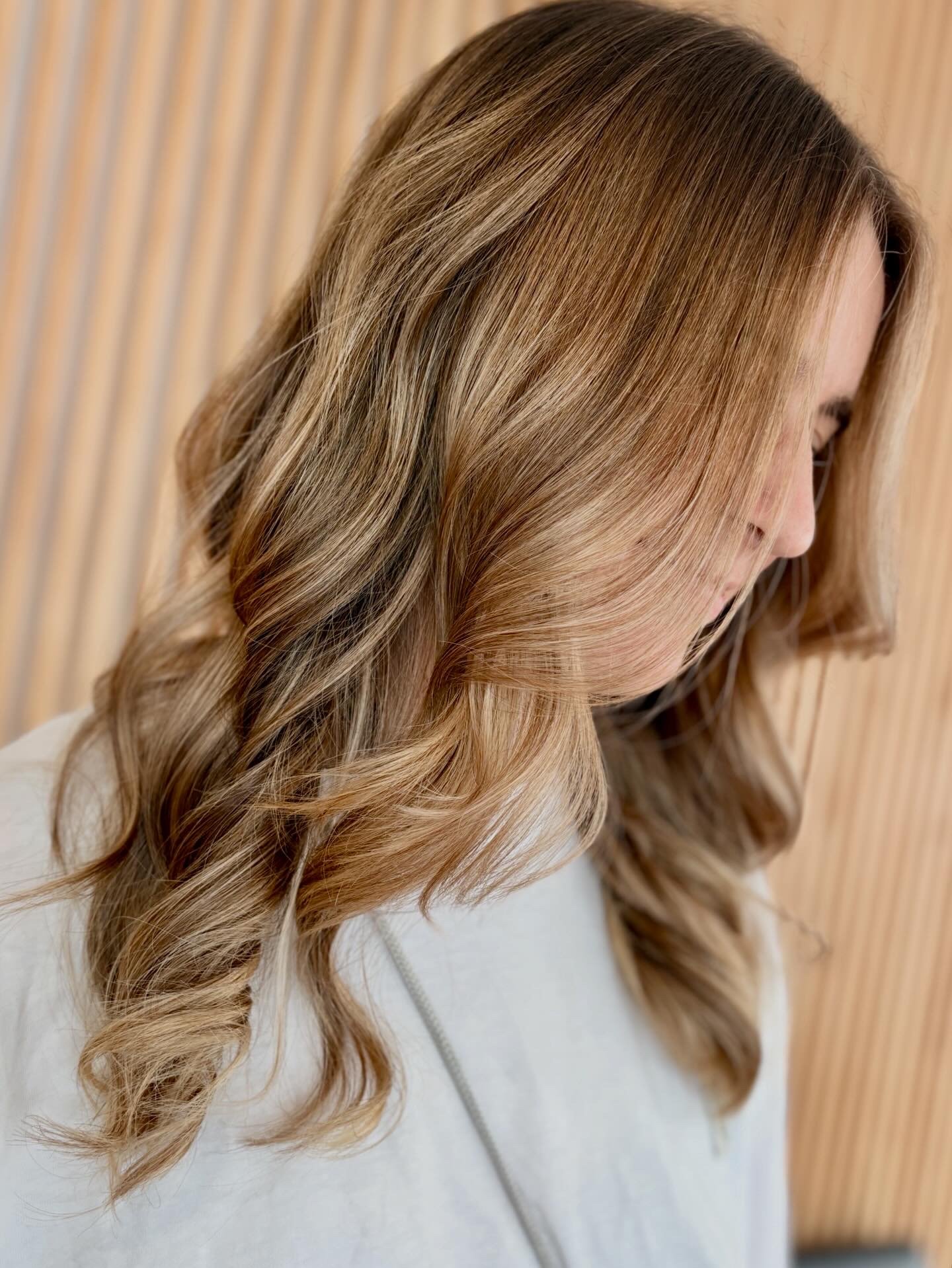 Bronde balayage, custom colour, loose waves in medium hair, balayage. layered long hair style