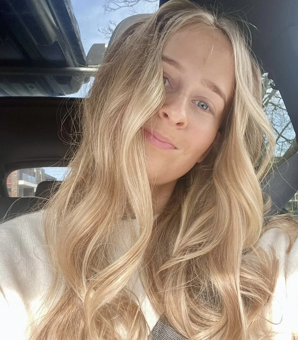 blonde balayage, long blonde hair, soft waves, lived in colour, organic hair colour.