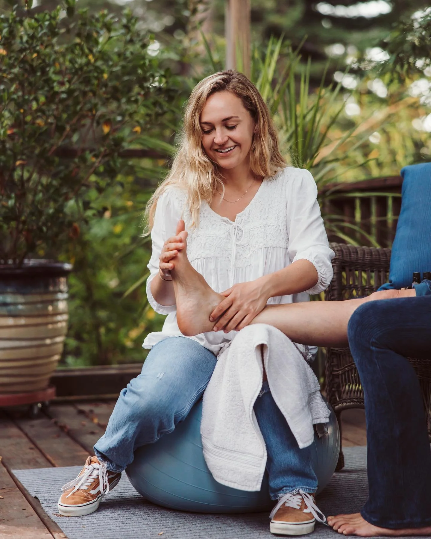 How I found foot zoning

Most of growing up I struggled with headaches, back tension and IBS. My nervous system was caught in a chronic state of stress. 

When I was in college my physical symptoms would often flare up around finals. Part of my copin