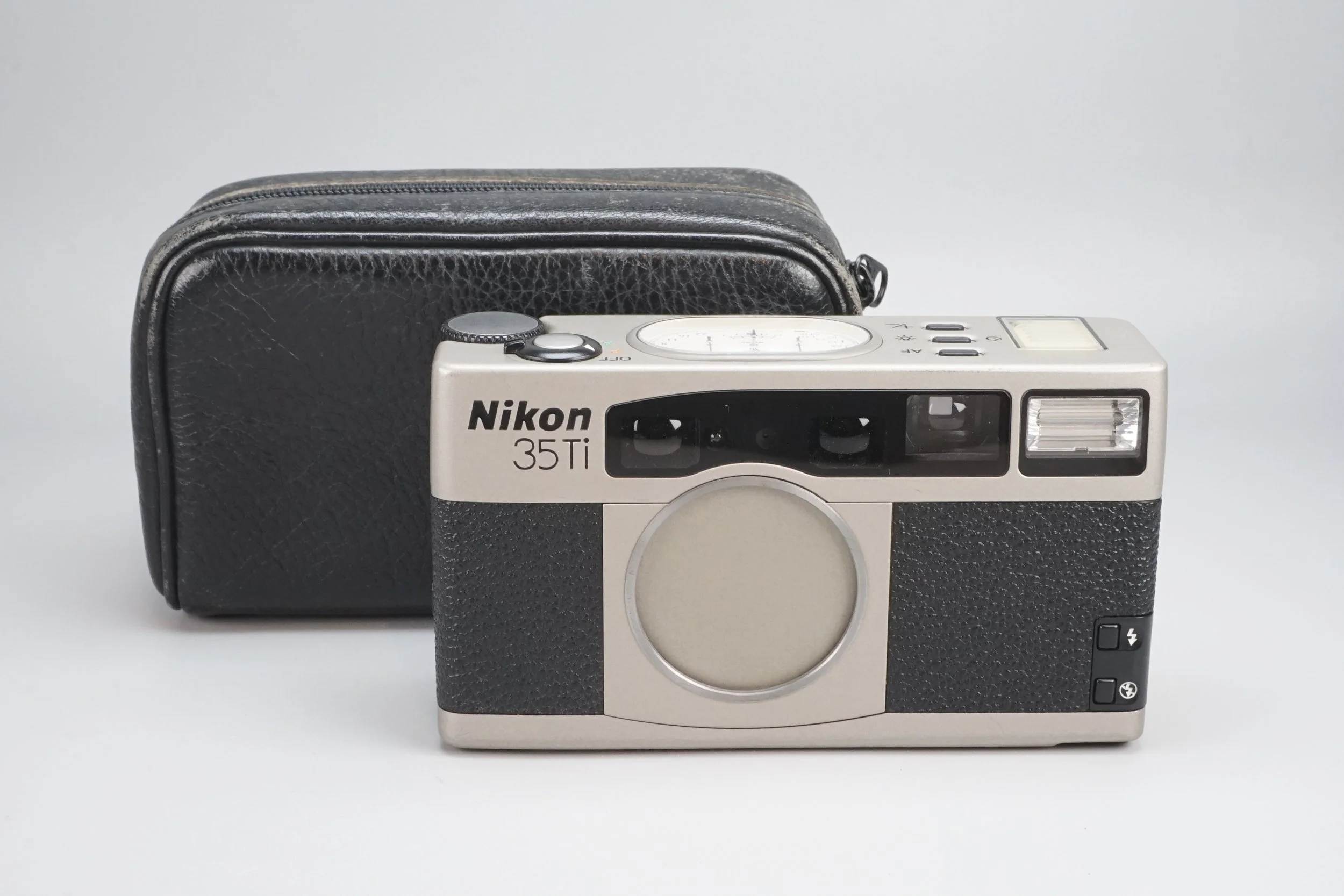 ニコンの35Tiフィルムカメラと黒いケース