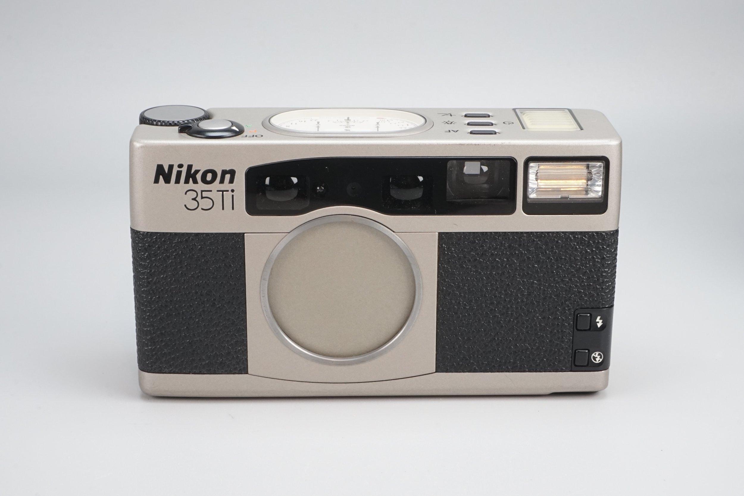 ニコン35Tiのフィルムカメラ