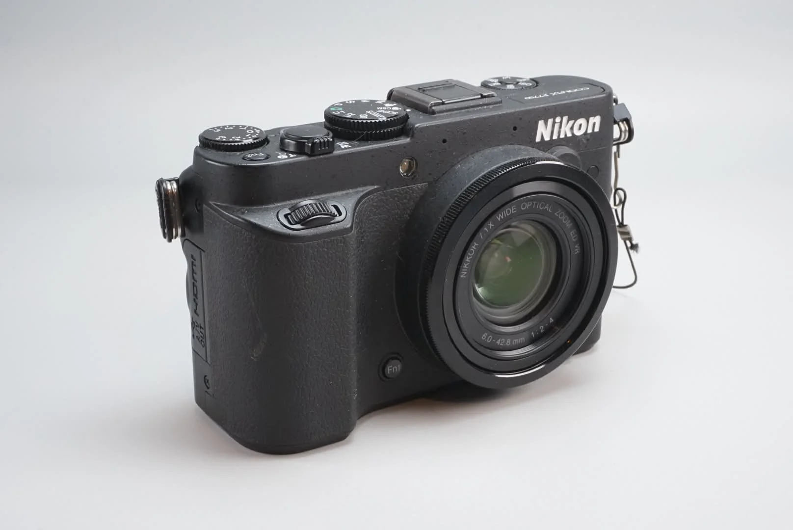 ニコンブランドの黒いコンパクトデジタルカメラ
