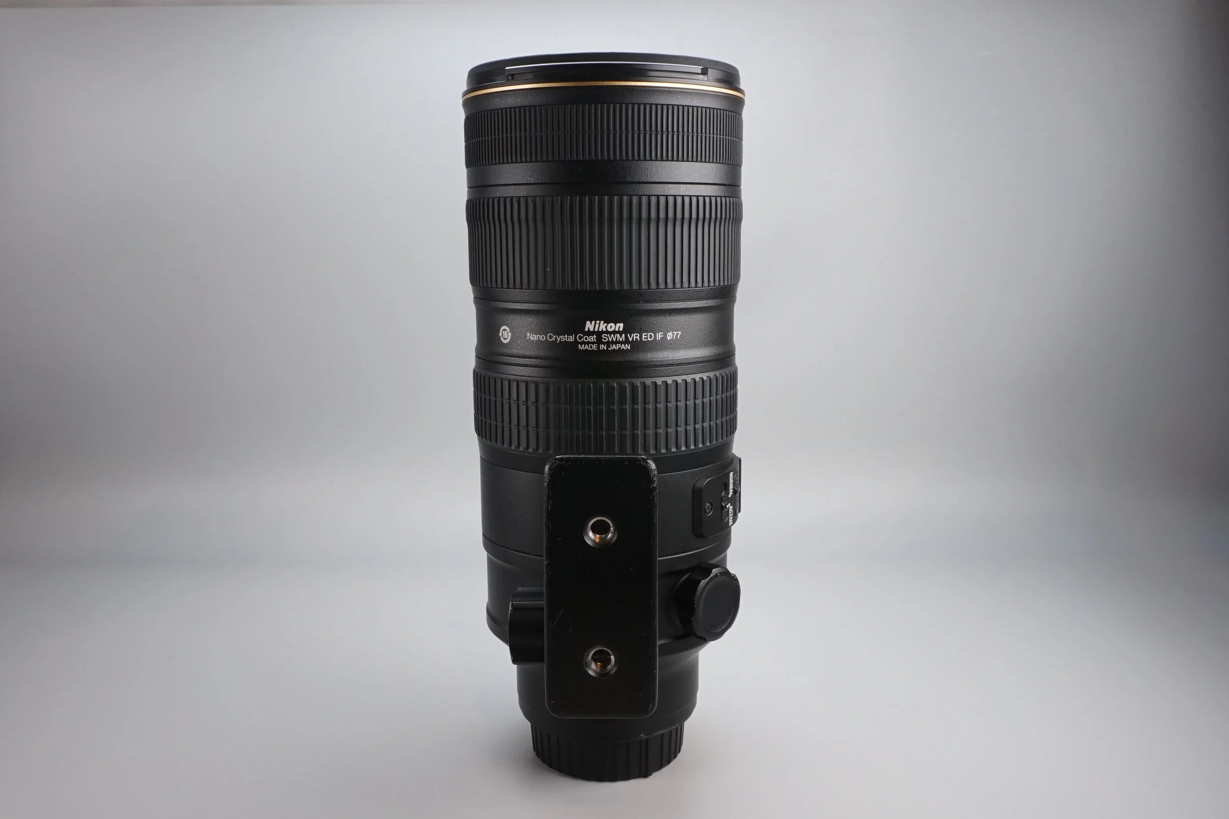 望遠レンズが縦向きに立てて置かれている写真