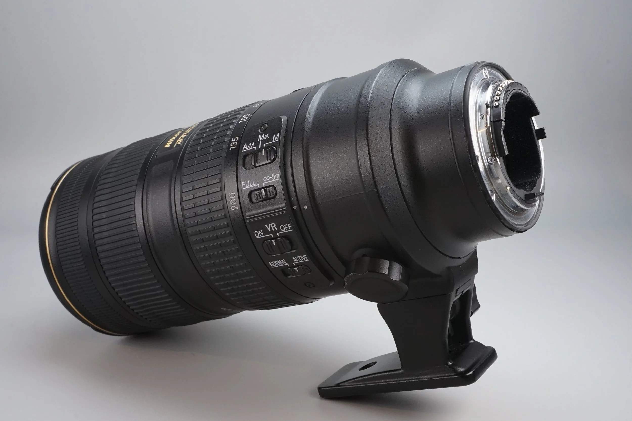 望遠レンズのカメラレンズが横から撮影された写真