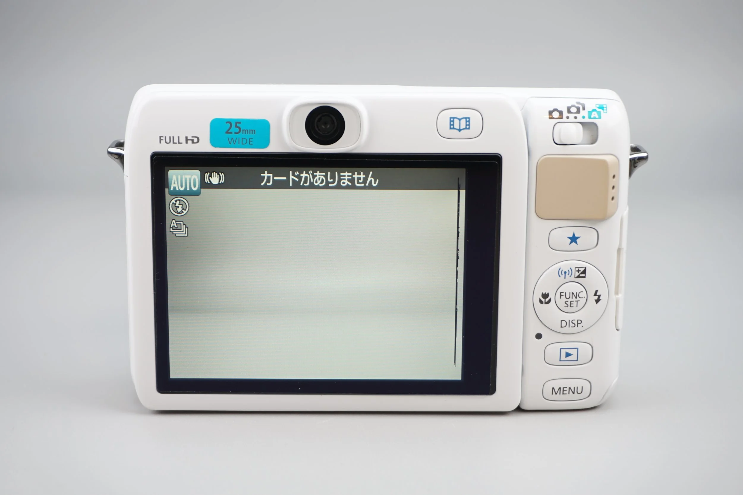 白いデジタルカメラの背面と液晶画面。液晶には「カードがありません」と表示されている。