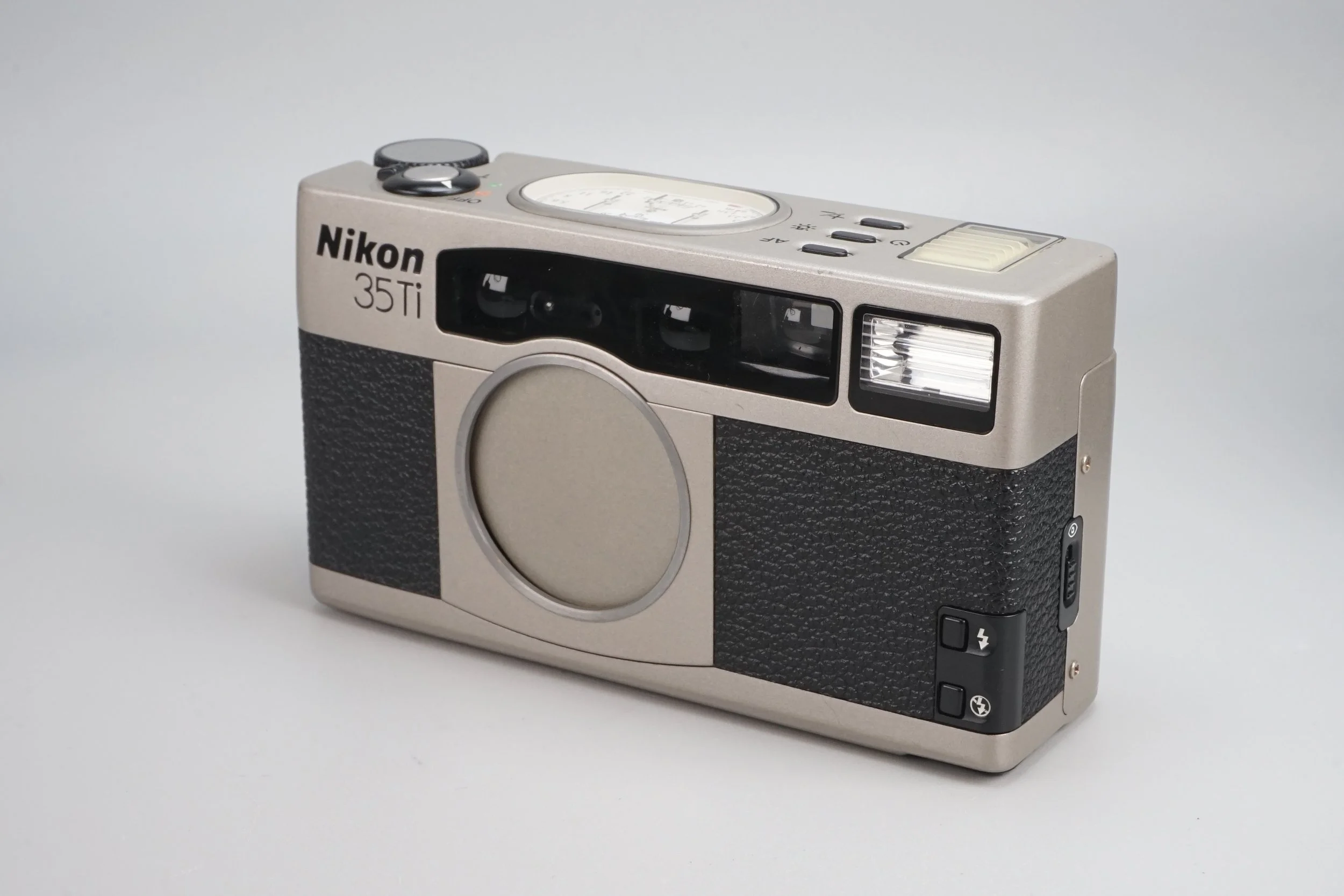 ニコンのフィルムカメラ、Nikon 35Ti