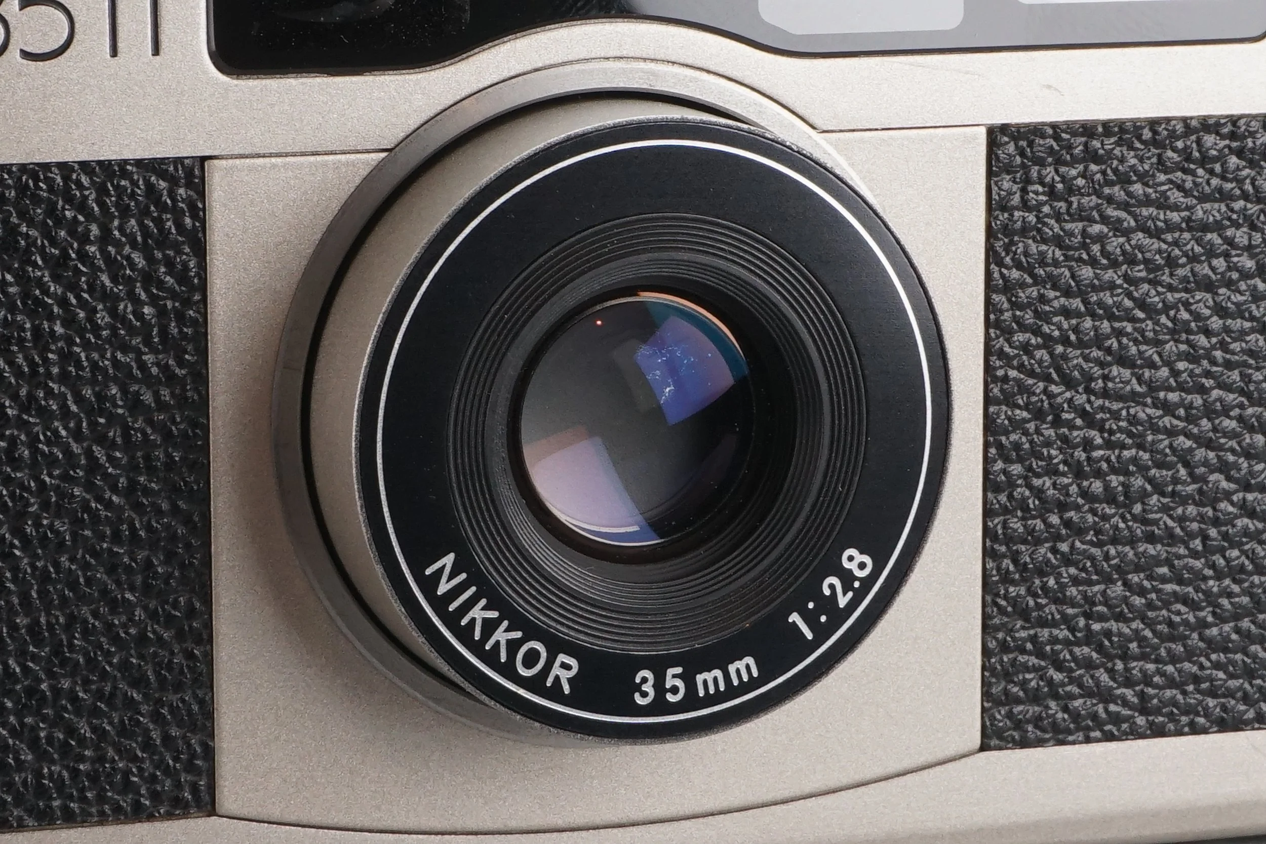 ニコンの35mmレンズ付きカメラのレンズ部分