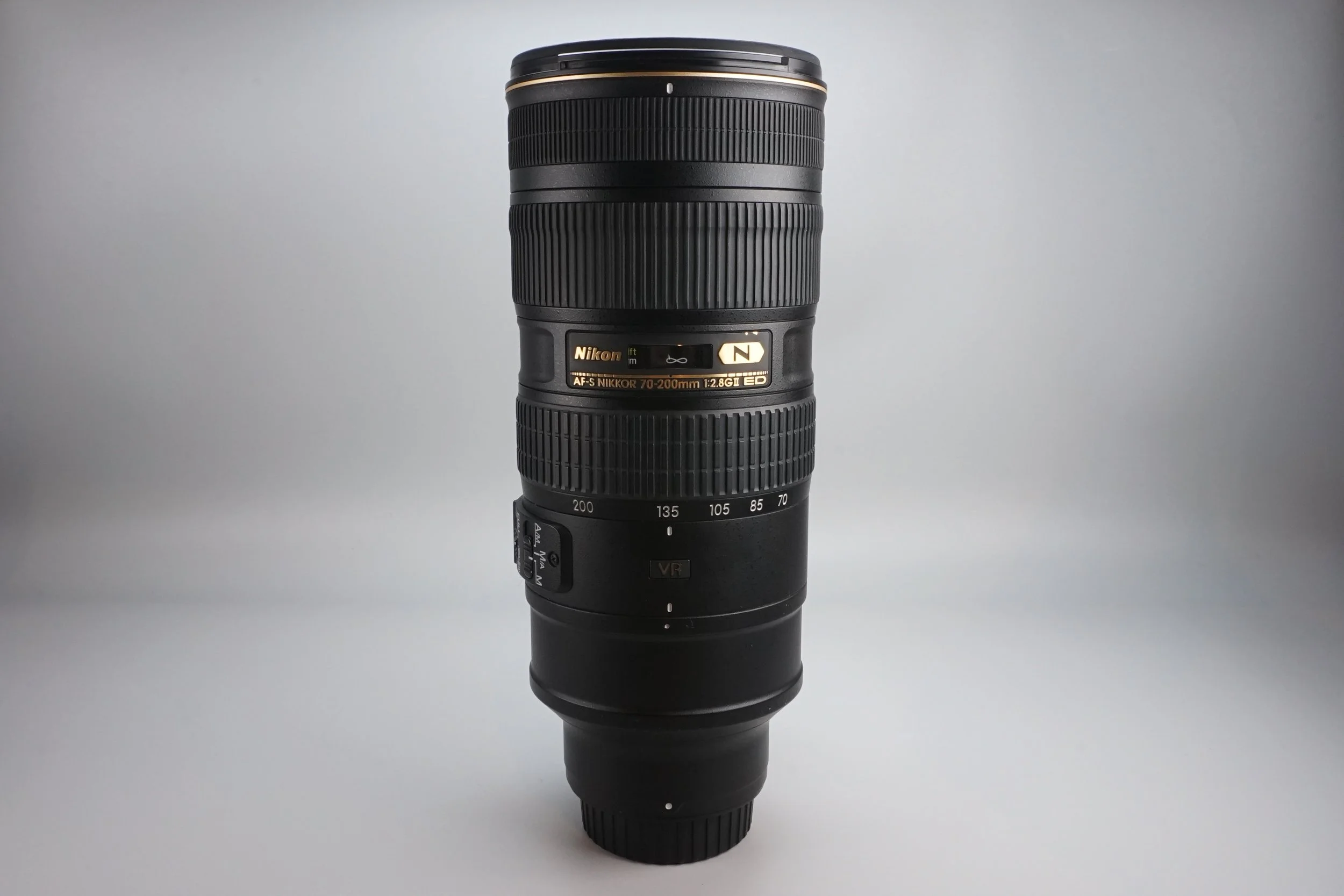 ニコンの望遠レンズが垂直に立てられている写真。