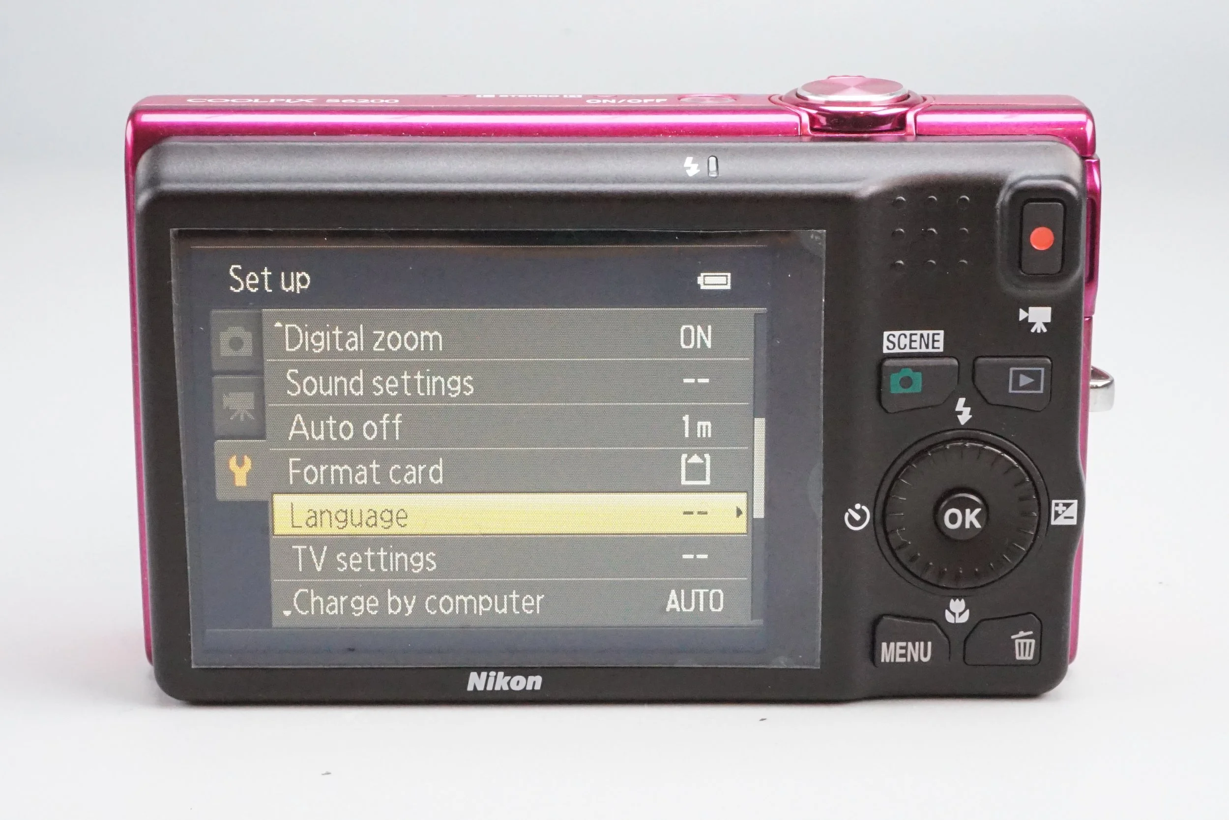 デジタルカメラの液晶画面に設定メニューが表示されている。
