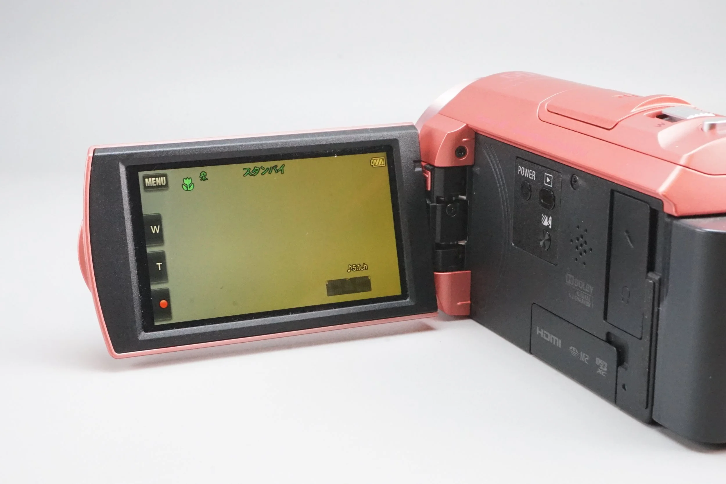 ピンク色と黒色のデジタルカメラの背面と液晶画面