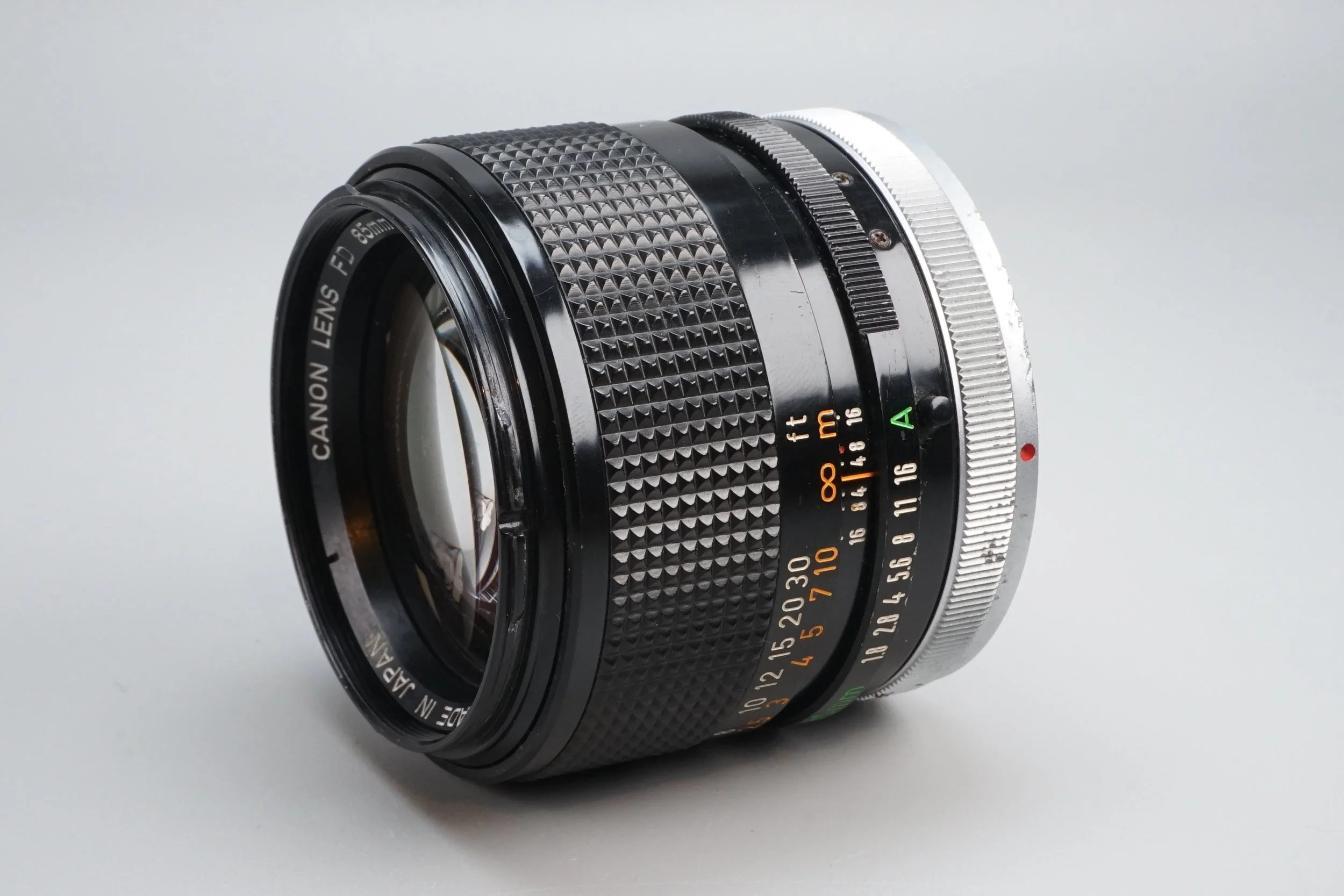 キャノンのマニュアルフォーカスの標準レンズ、焦点距離85mm、F値1.8、金属とプラスチックの組み合わせのデザイン