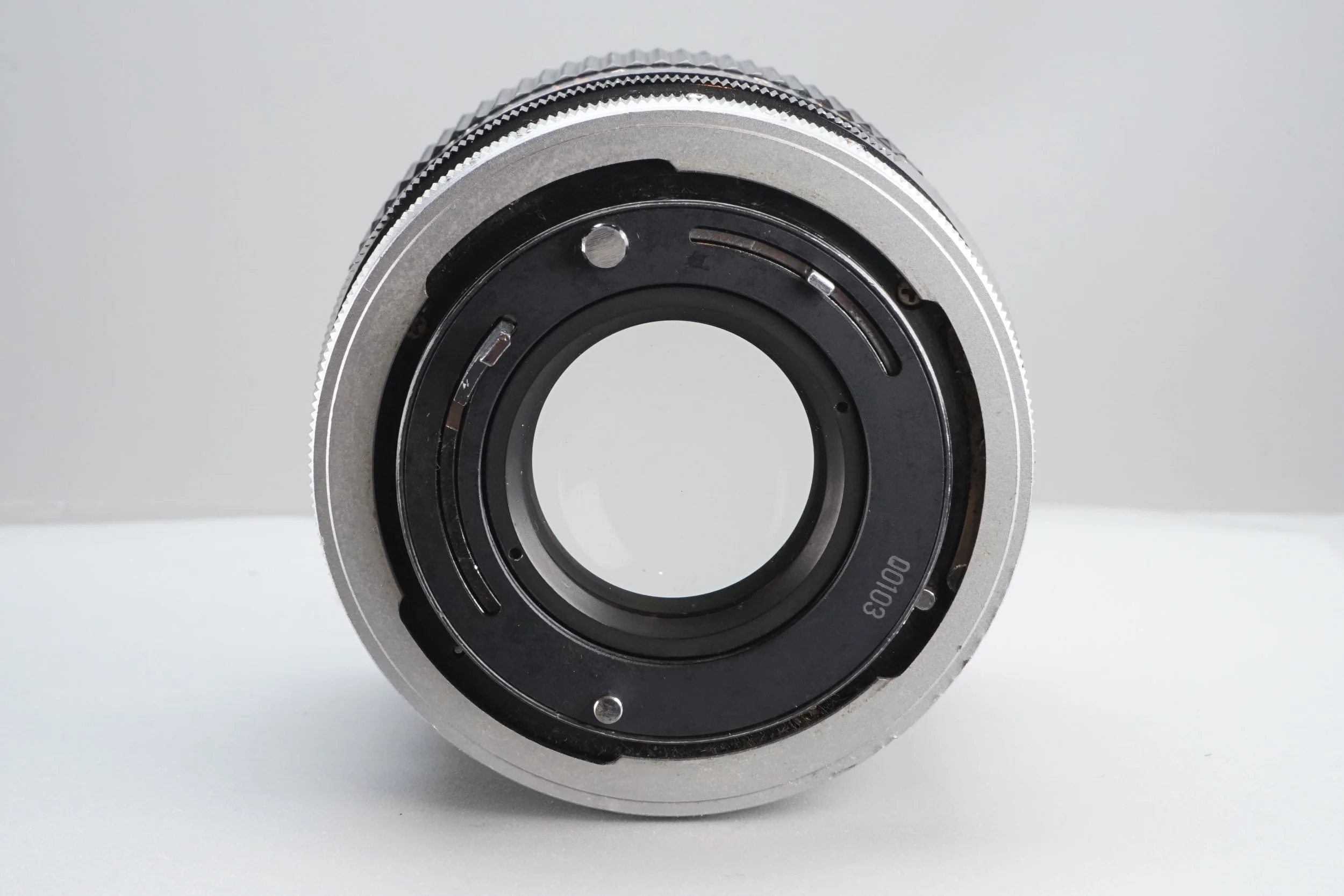 カメラのレンズの裏側部分を正面から見た画像