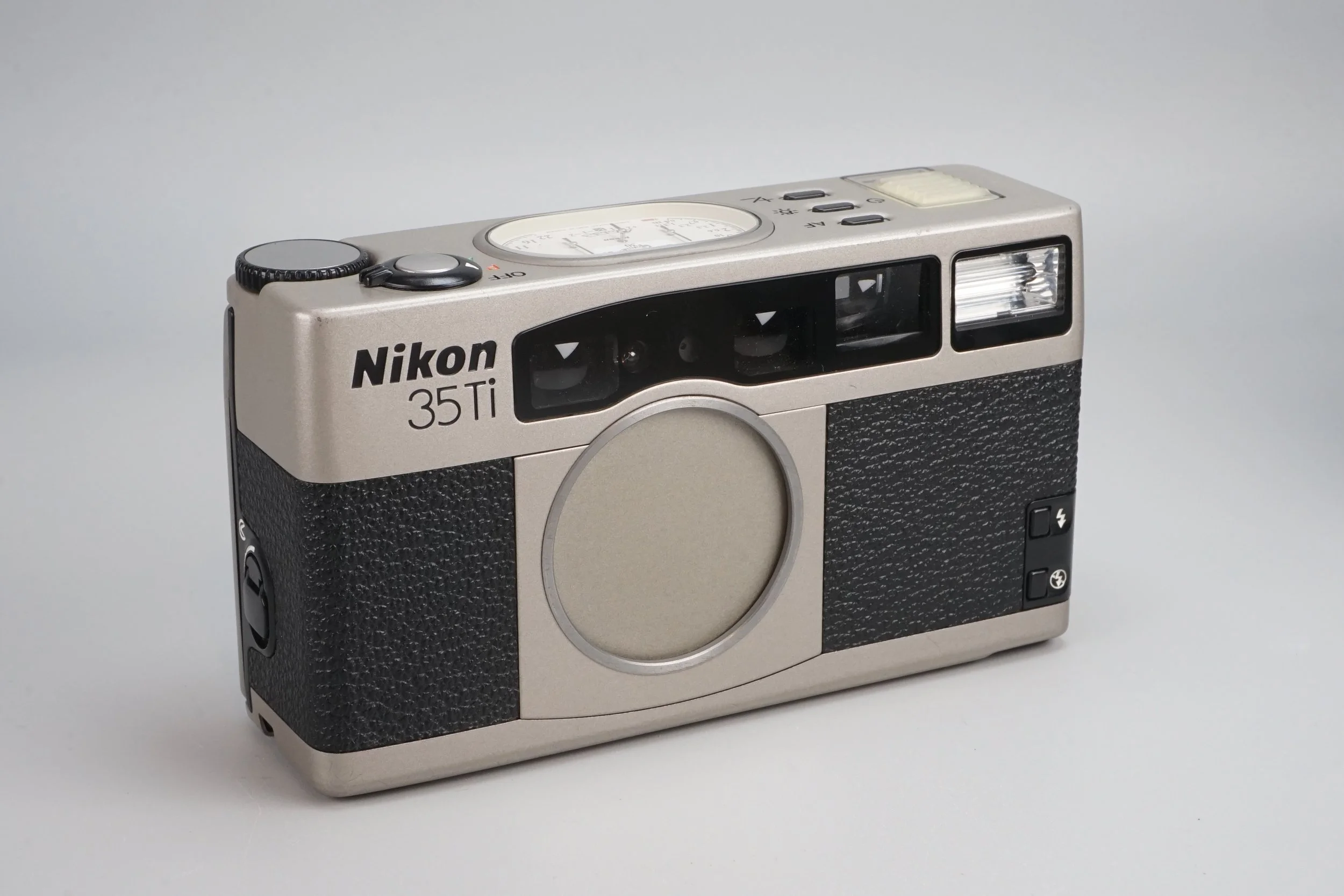 ニコンの35Tiフィルムカメラ