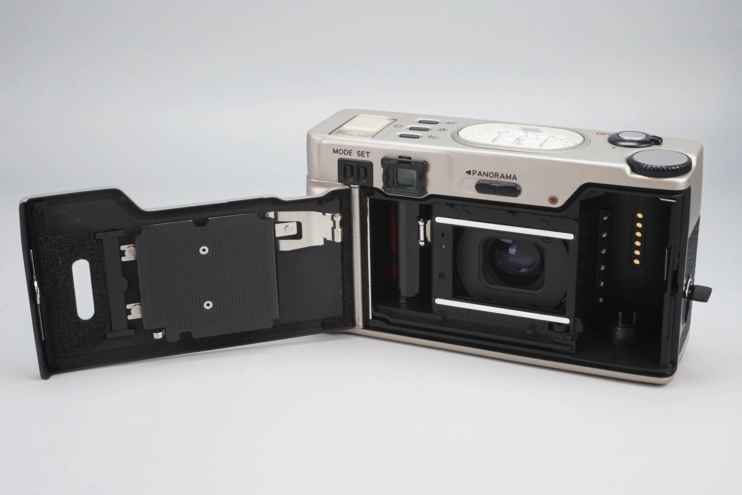 フィルムカメラの背面が開いている状態の写真