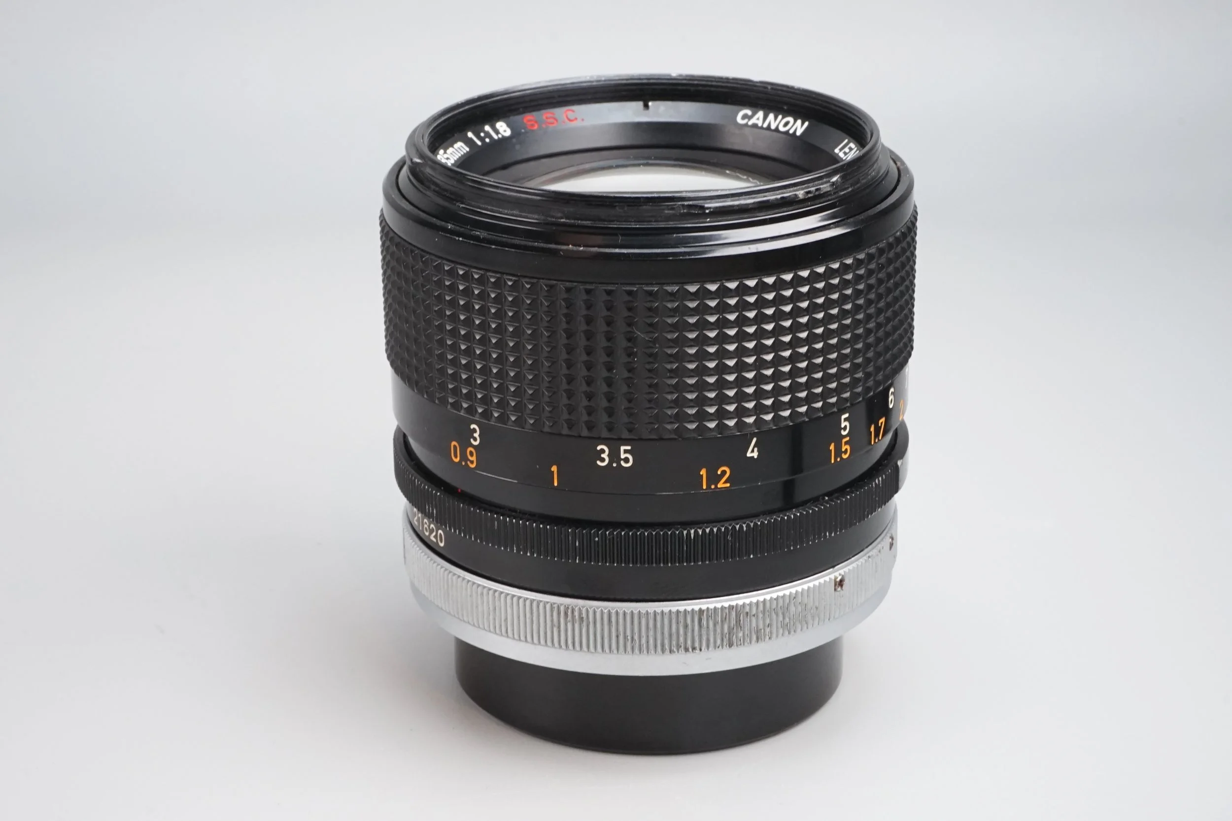 黒いカメラレンズの写真、焦点距離と絞り値の刻印あり