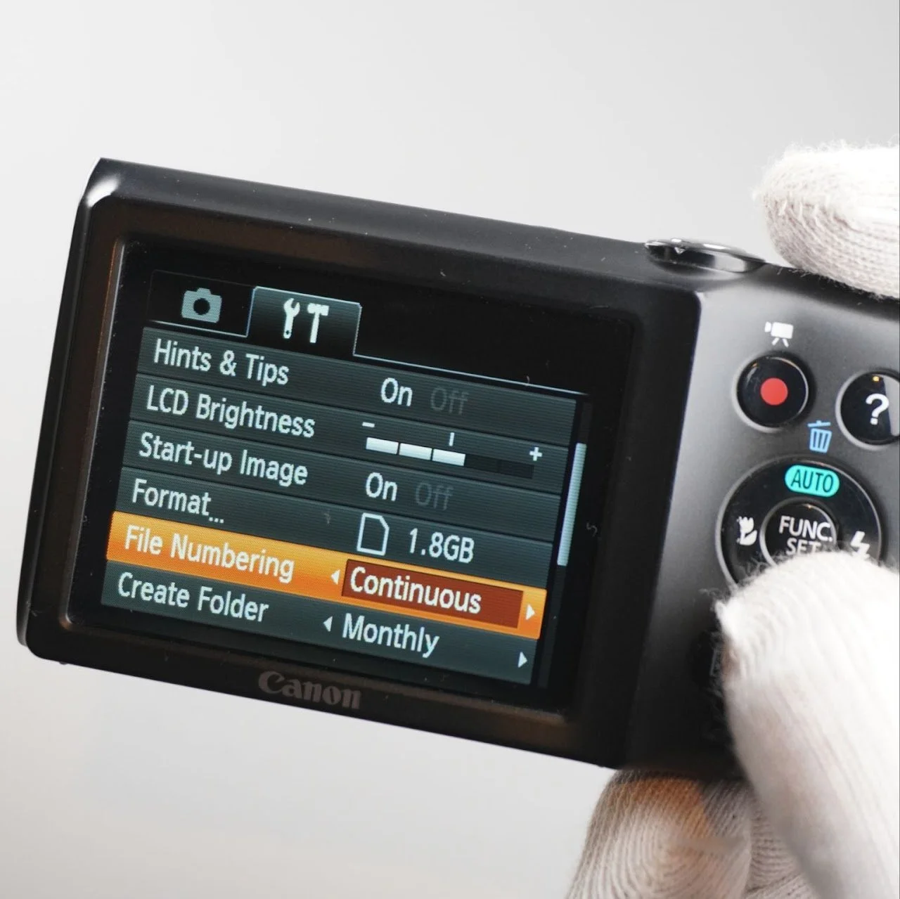 デジタルカメラの設定画面が表示されている。画面には、ヒントとコツ、LCDの明るさ、起動画像、フォーマット、ファイル番号付け、フォルダ作成のオプションが見える。