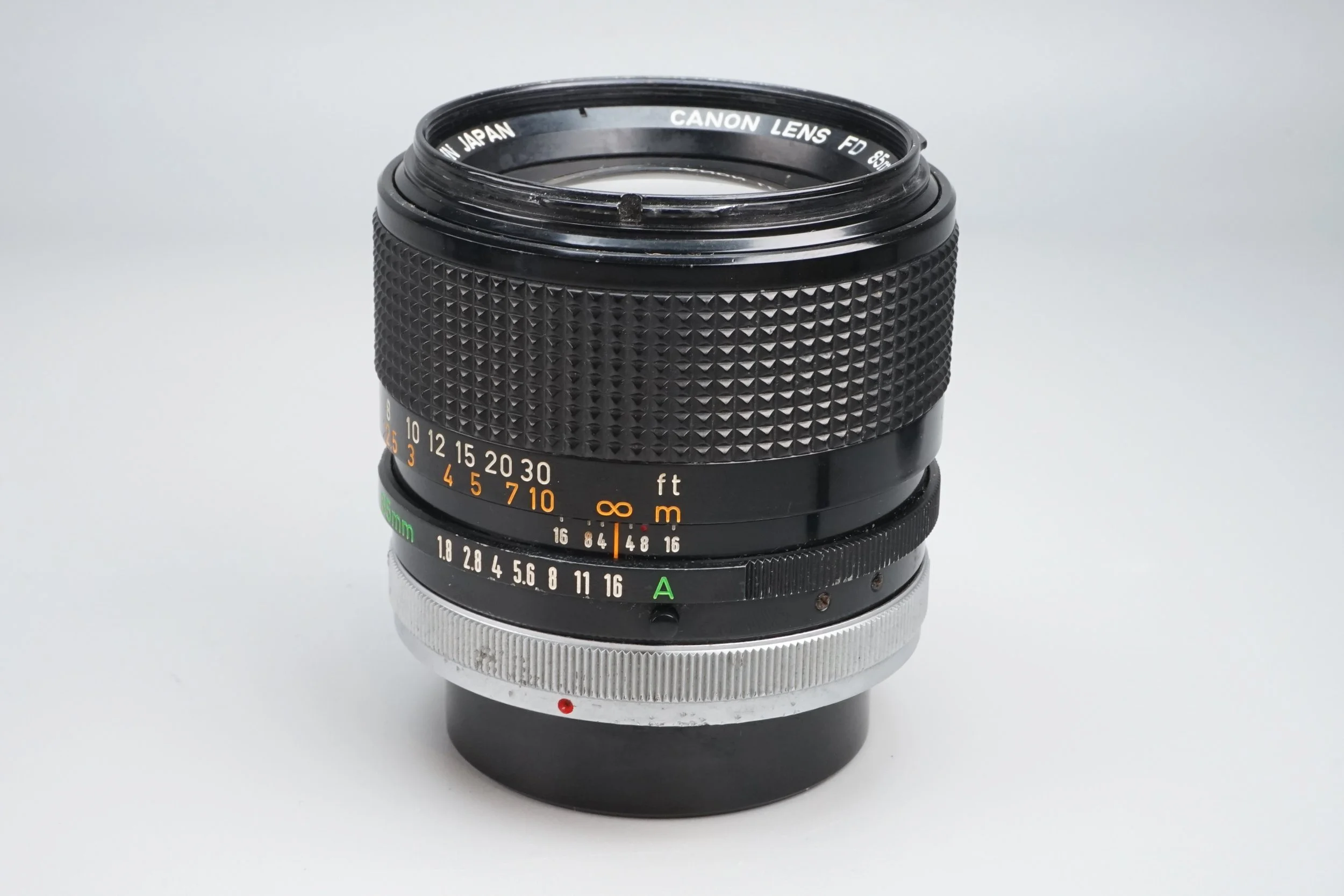 カメラのレンズ。ブラックで、焦点距離や絞り値が表示されている。