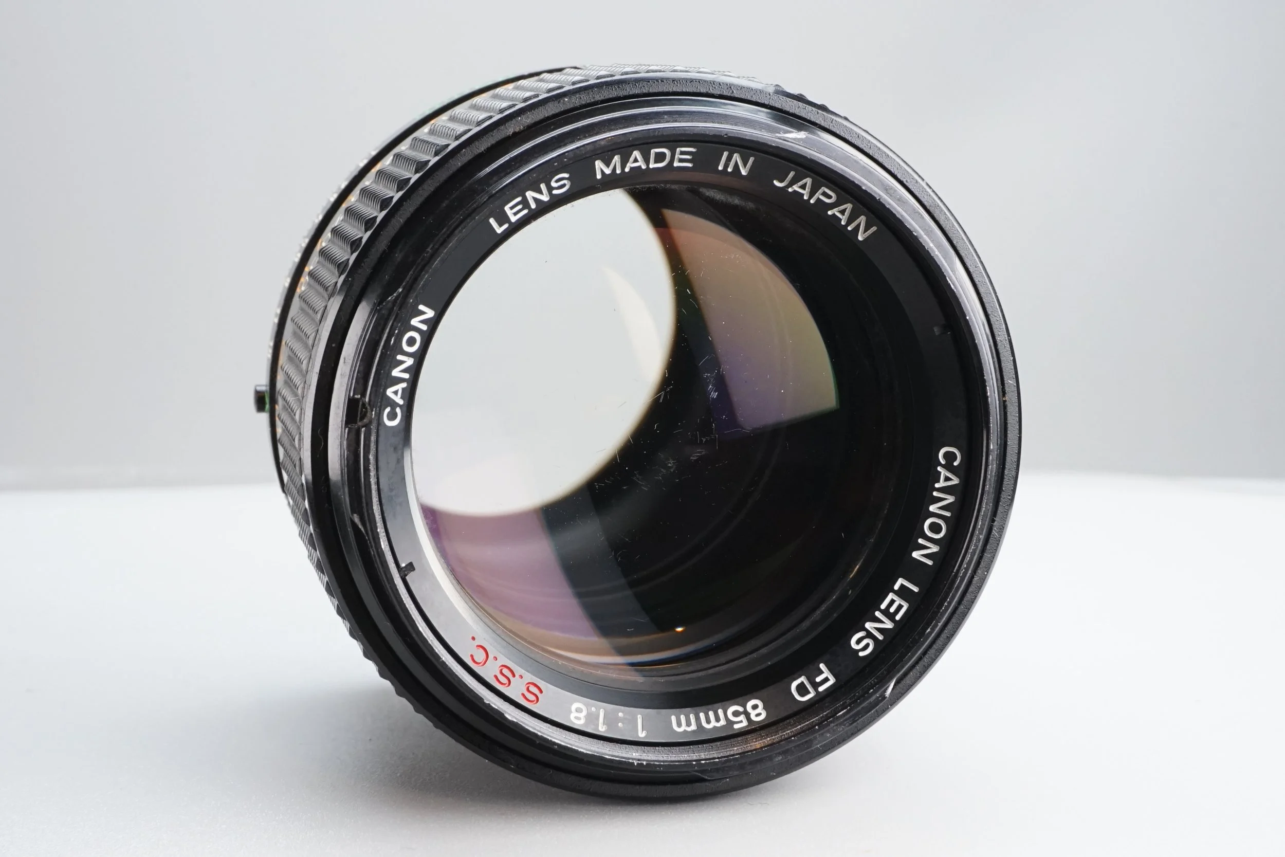 キヤノンの標準ズームレンズ 35mmから 80mmまでの焦点距離、F4の明るさで、カラーコーティングされたレンズ。