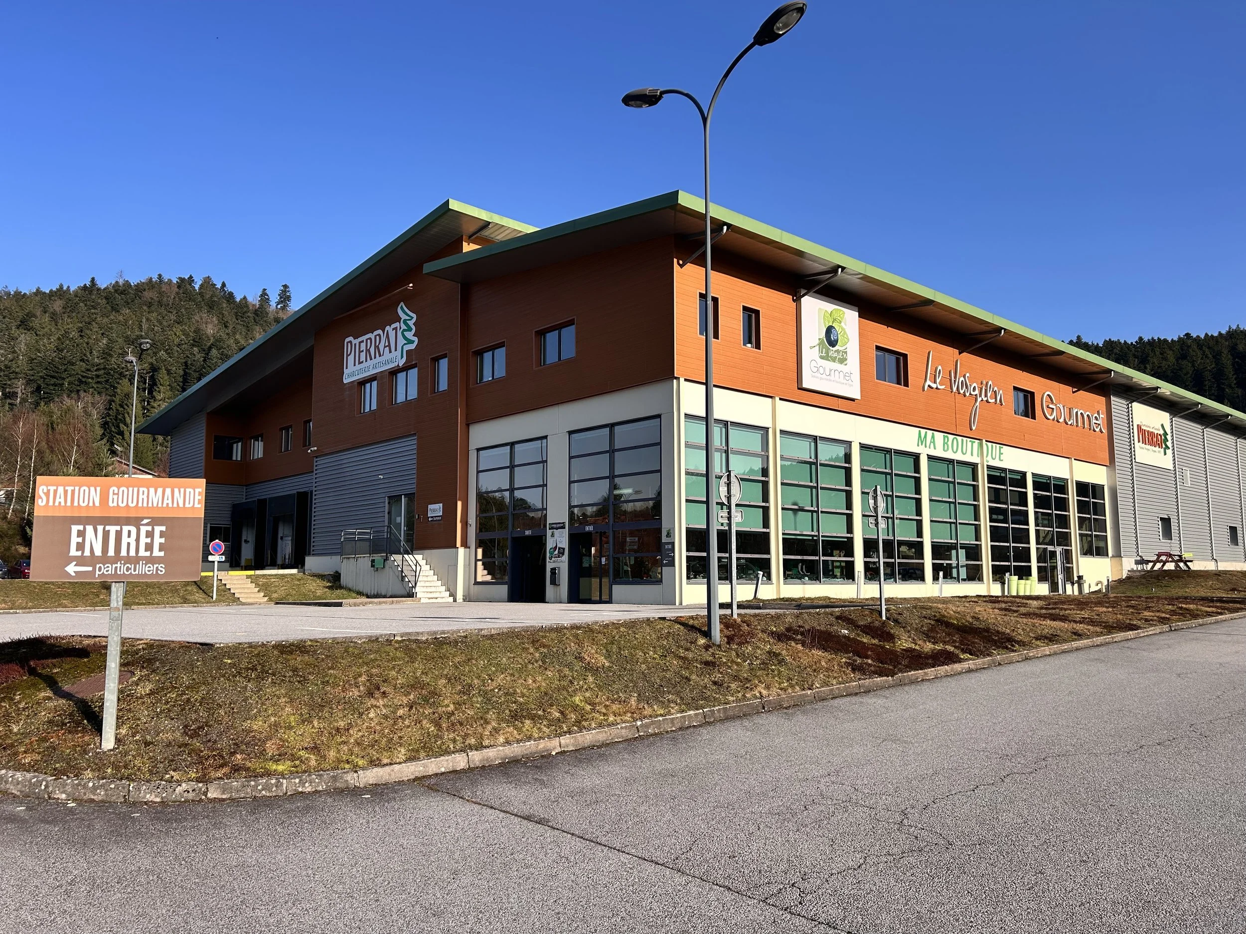 Boutique de la charcuterie Pierrat au Tholy dans les Hautes-Vosges, niché au coeur des montagnes.