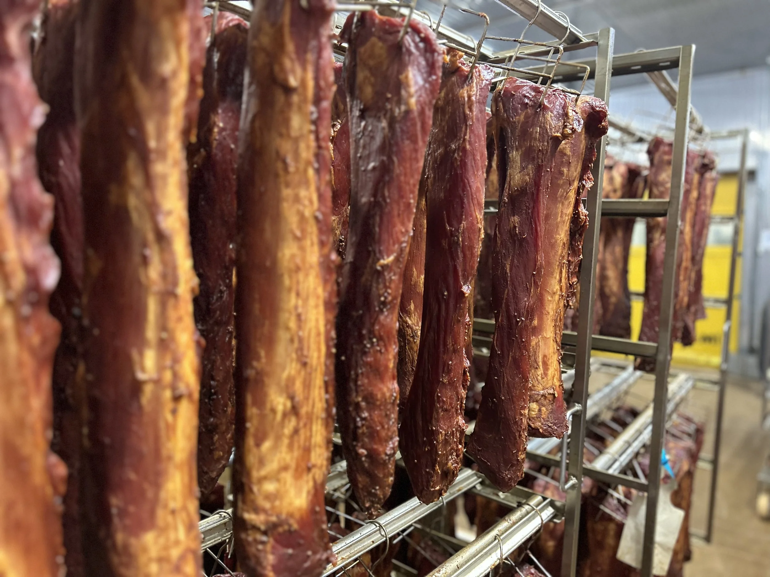 Poitrine fumée à la sciure de sapin des vosges et salé au sel sec en maturation