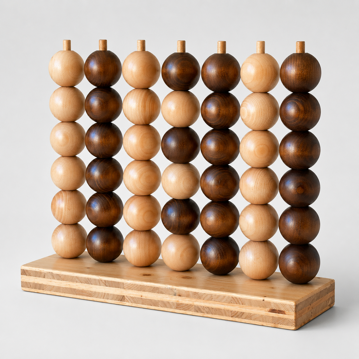 Une structure de billes en bois de différentes couleurs sur une base en bois
