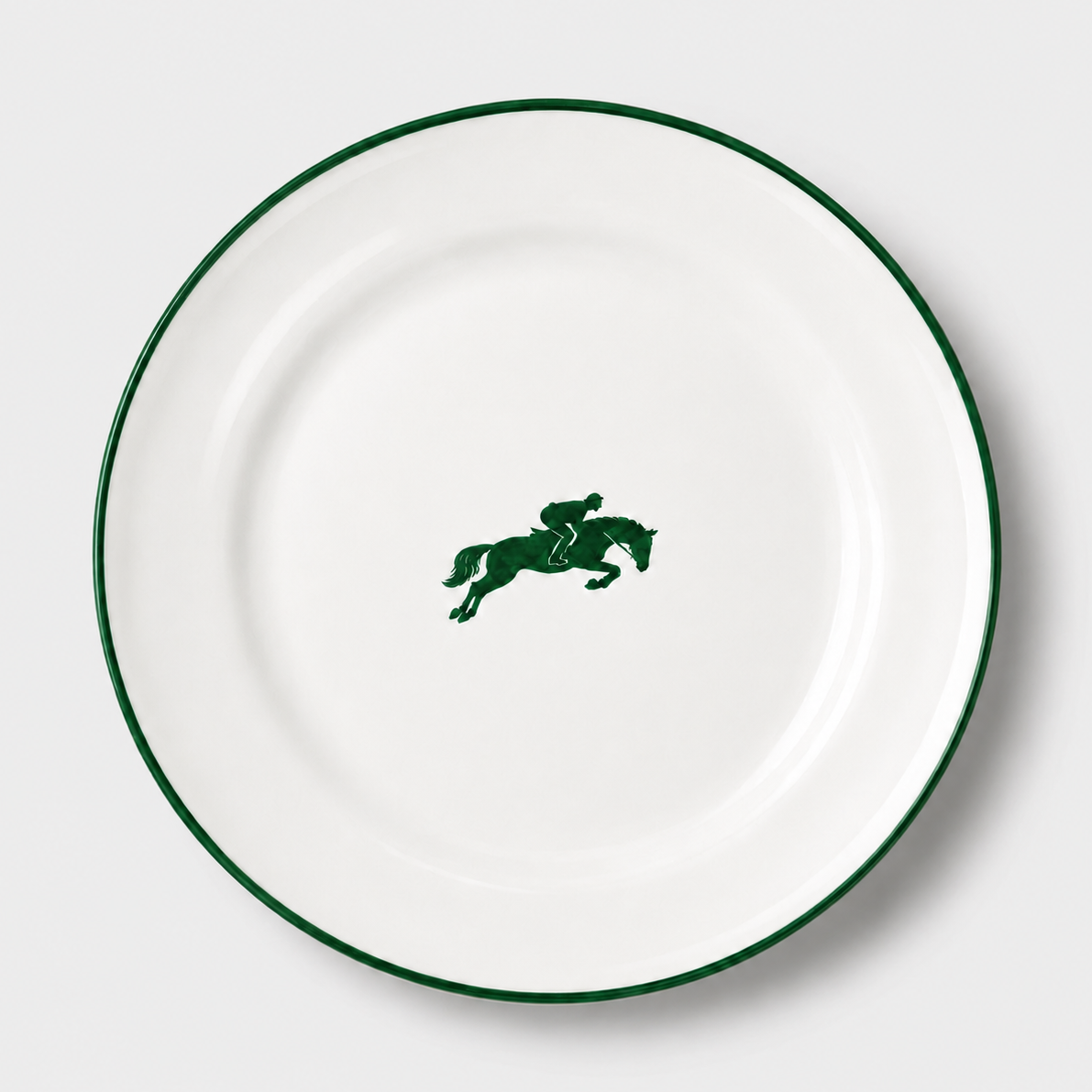 Assiette blanche avec une bordure verte et un logo de jockey à cheval au centre.