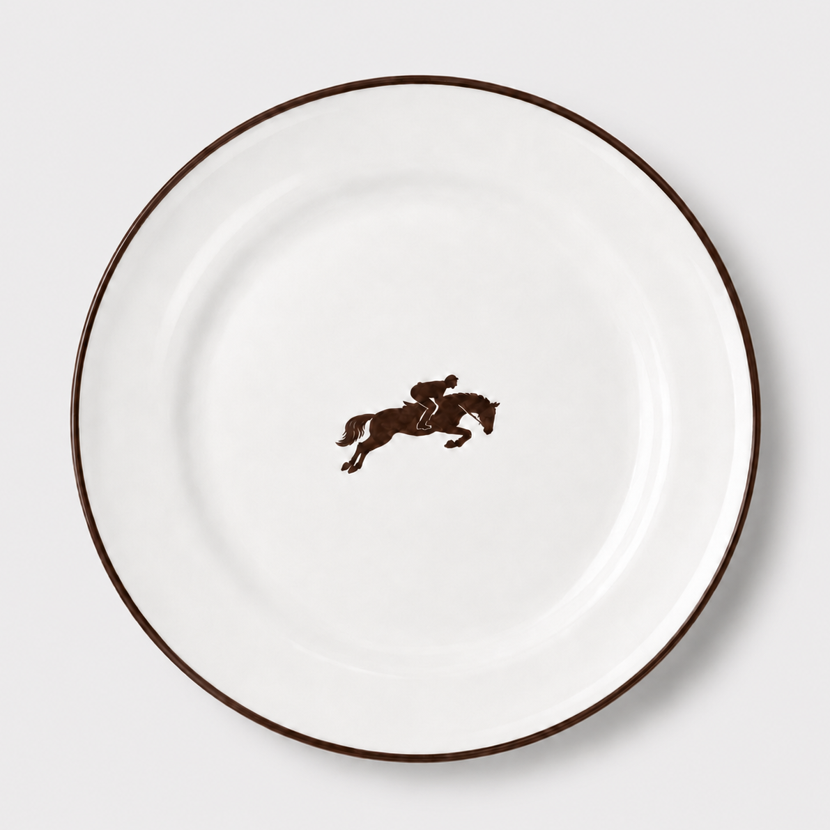 Assiette blanche avec bord en métal et illustration d'un jockey à cheval au centre.