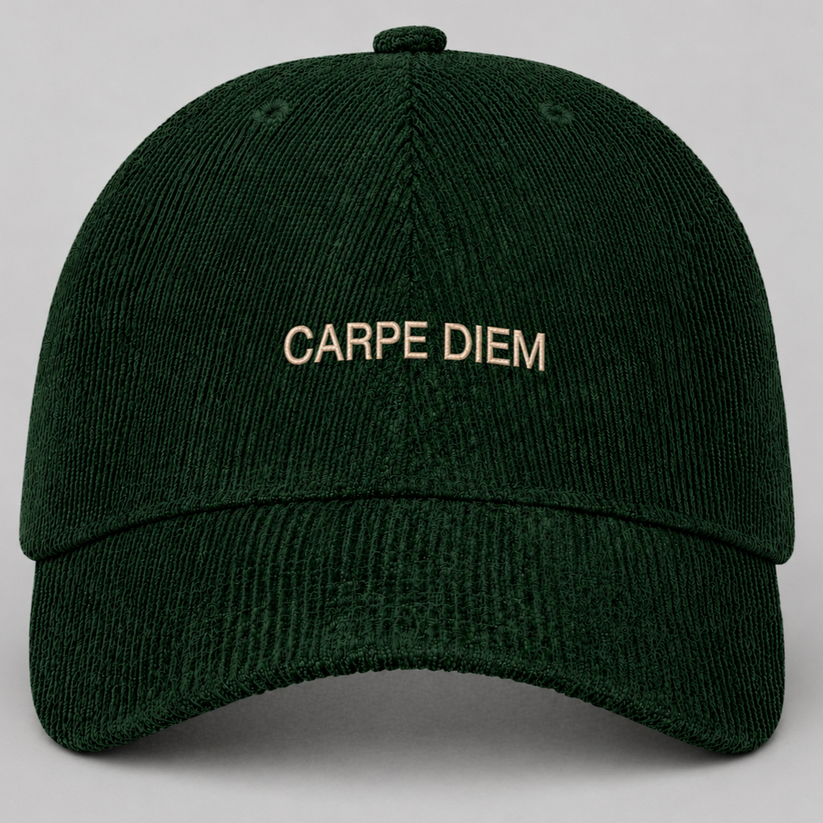 Casquette verte avec le texte 'Carpe Diem' en blanc au centre.