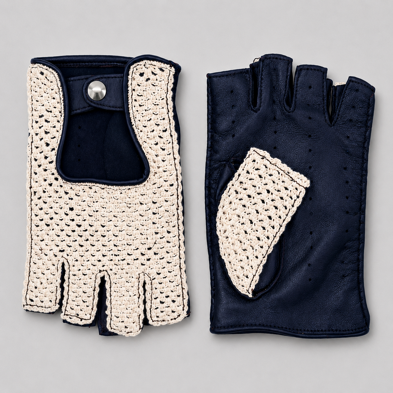 Une paire de gants de golf avec une partie en crochet beige et une autre en simili cuir noir.