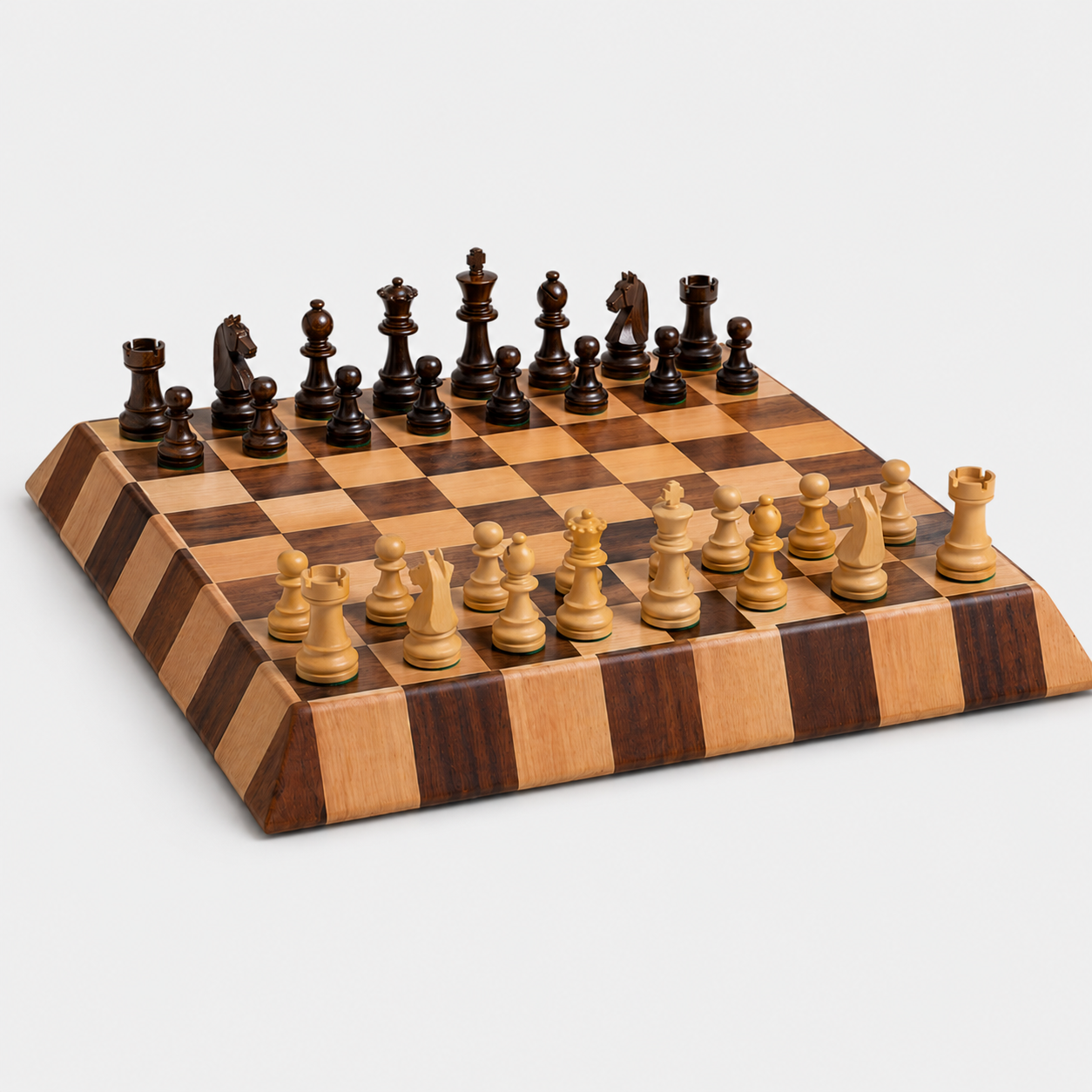 Plateau d'échecs en bois avec pièces en bois clair et foncé, vue en perspective.