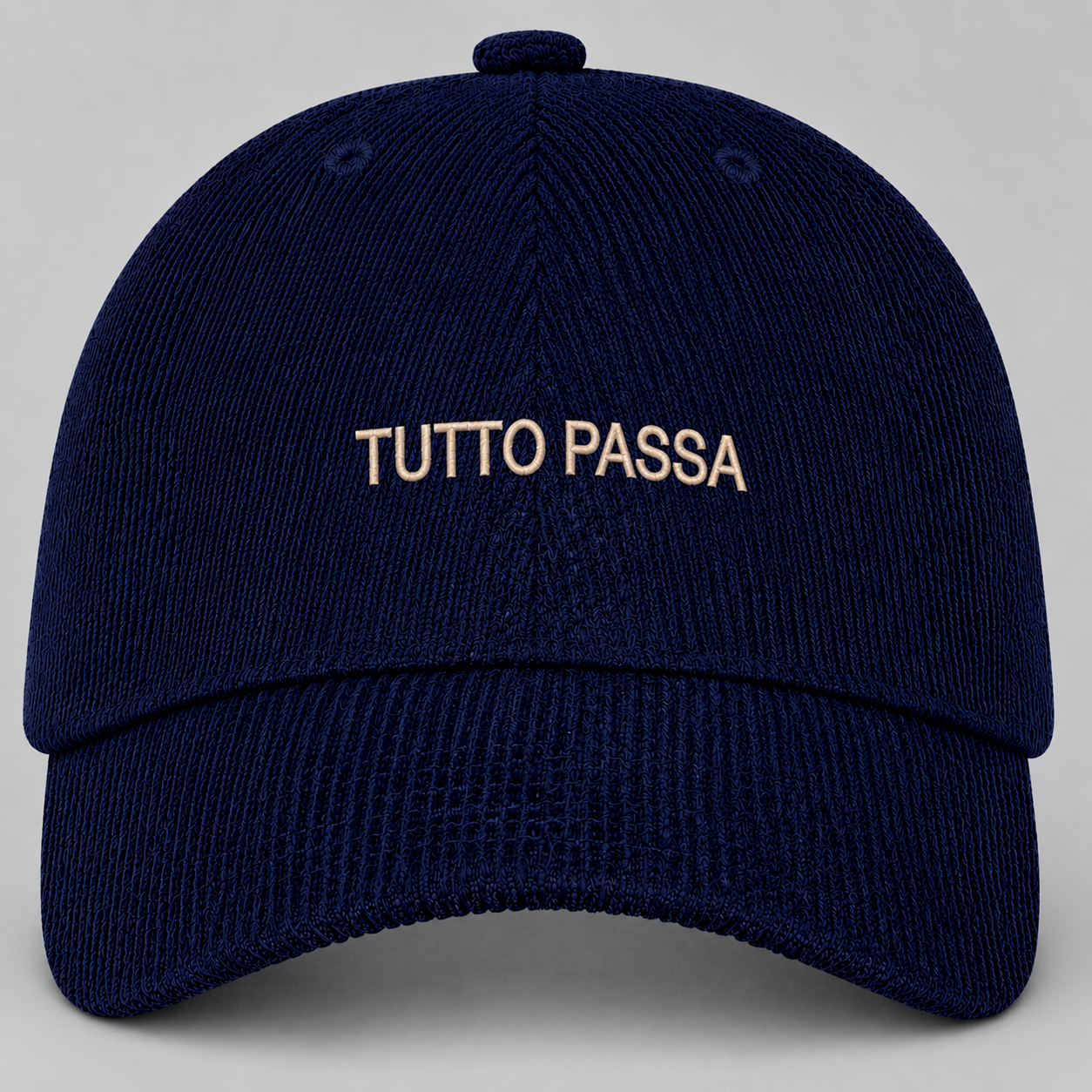 Bonnet en maille bleu foncé avec l'inscription 'TUTTO PASSA' en blanc.