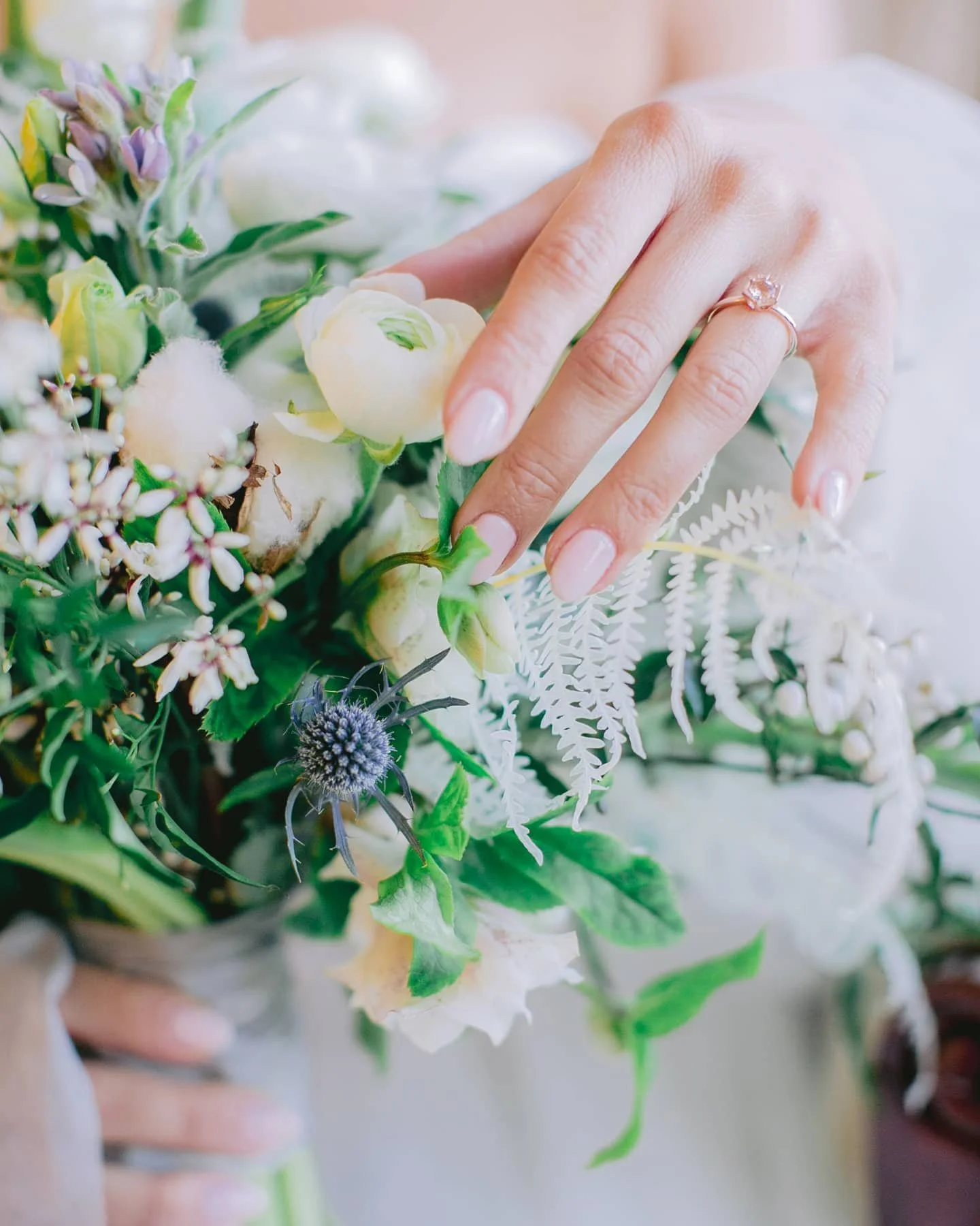 composition d'une fleuriste pour un mariage à Paris, 
Bague de fiançailles réalisé à Paris