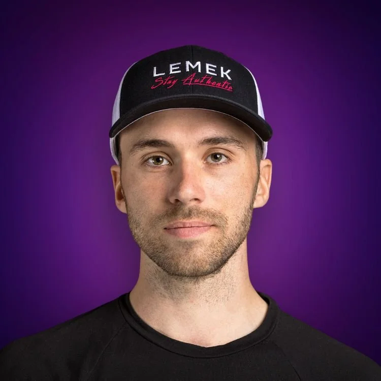 Jeune homme portant une casquette noire avec le texte "LEMEK Stay Authentic", fond violet.