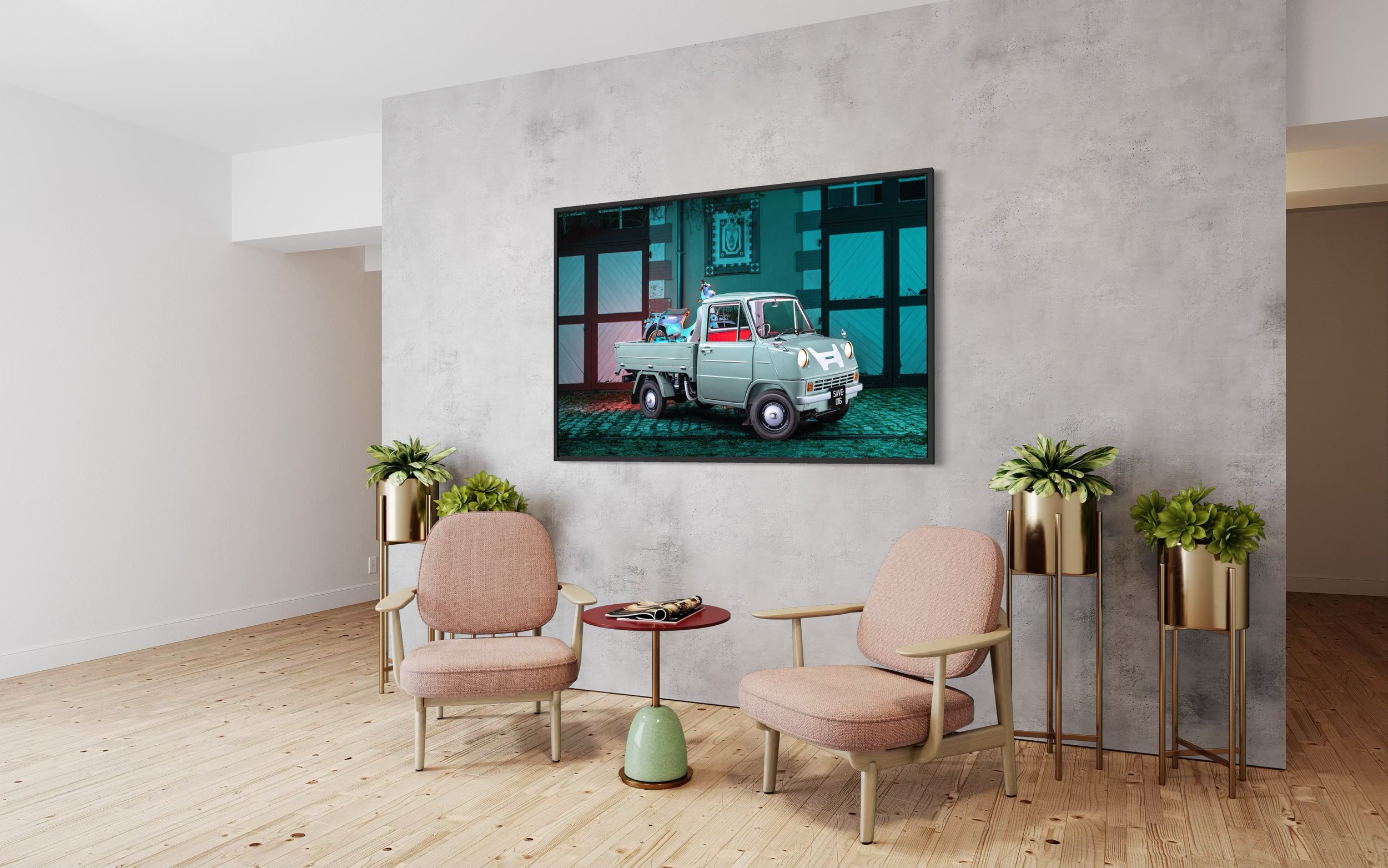 Une pièce avec deux fauteuils roses et un petit tableau vert en forme de vase, deux plantes en pot doré, et un mur en béton avec une télévision affichant une vieille voiture dans une pièce décorée avec des fenêtres en bois.