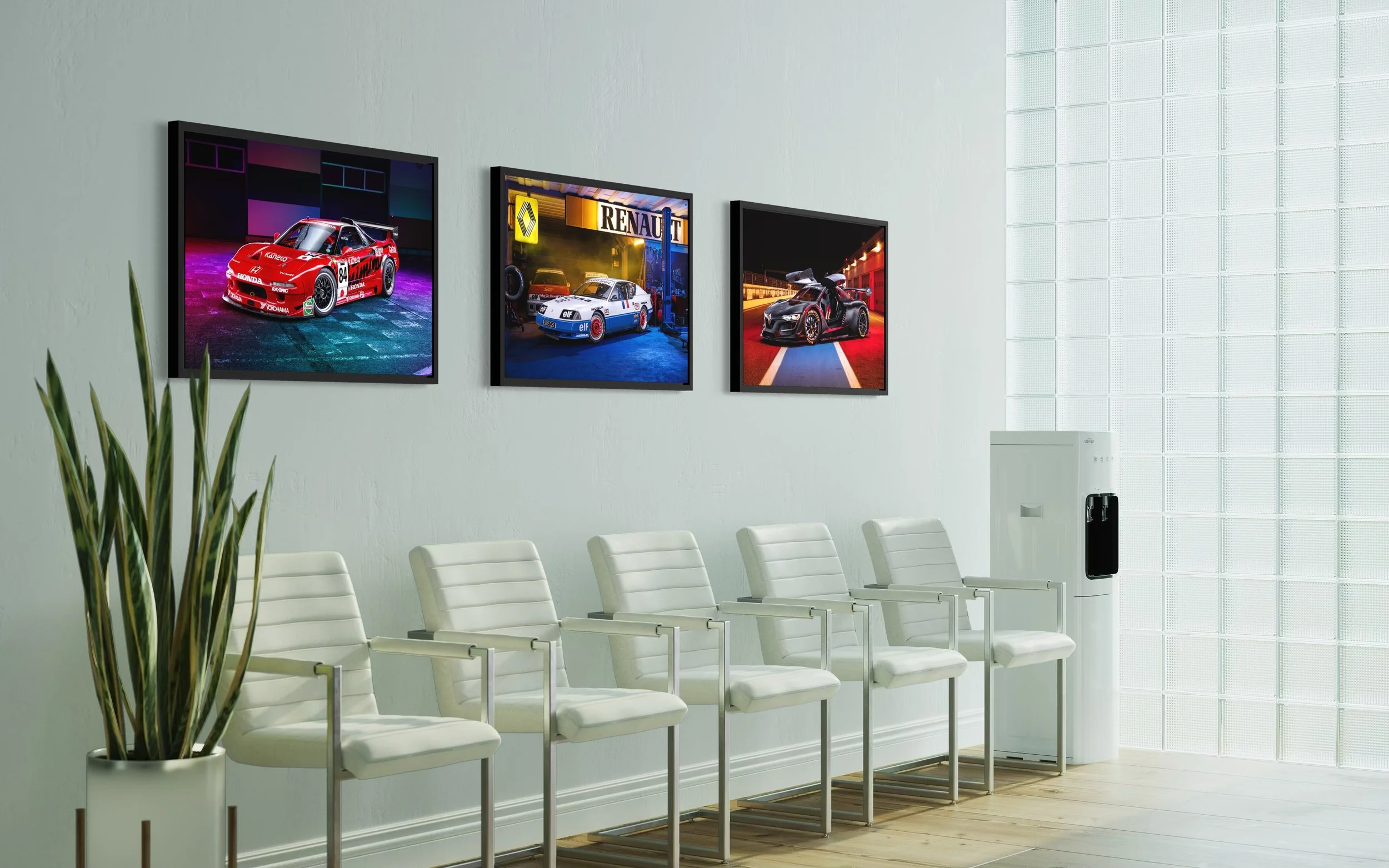 Salle d'attente avec cinq fauteuils blancs, une plante en pot et des photographies de voitures de course sur le mur.