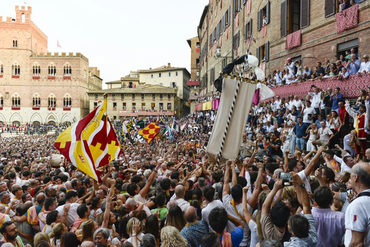 Teodora Axente - Drappellone, Palio di Siena 