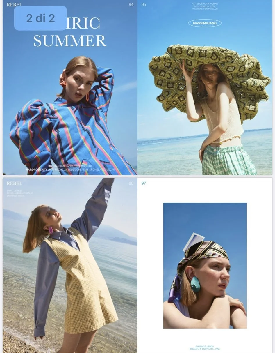 Una rivista di moda con quattro foto di donne in abbigliamento estivo sulla spiaggia, con sfondi di mare e cielo blu, e testi che indicano il nome della rivista e le stiliste.