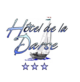 Logo de l'hôtel de la Darse avec une illustration d'un bateau et trois étoiles sous le texte.
