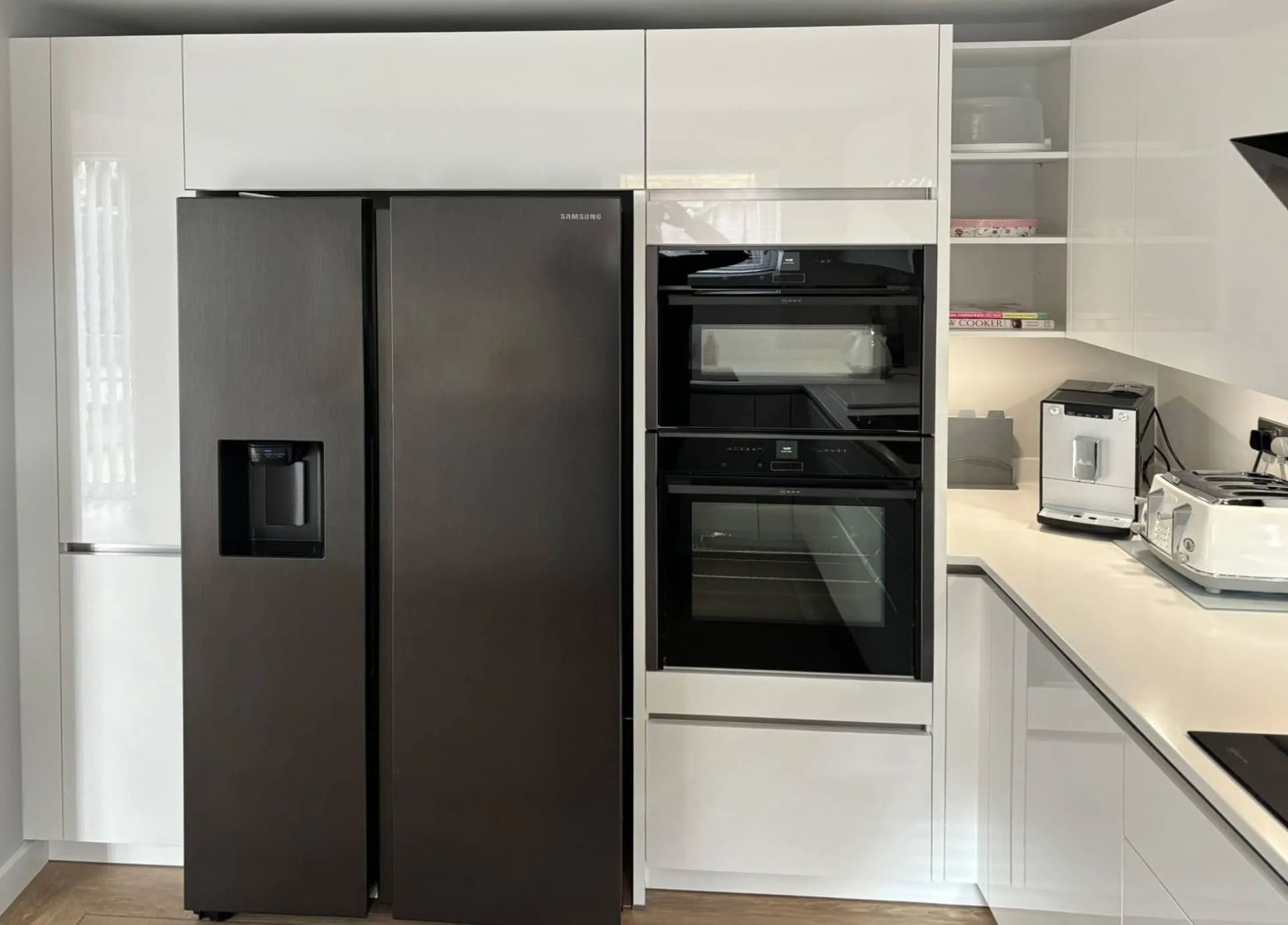 Contemporary White Gloss, Grimsby-IMG_3128-2000x1500_edited.jpeg