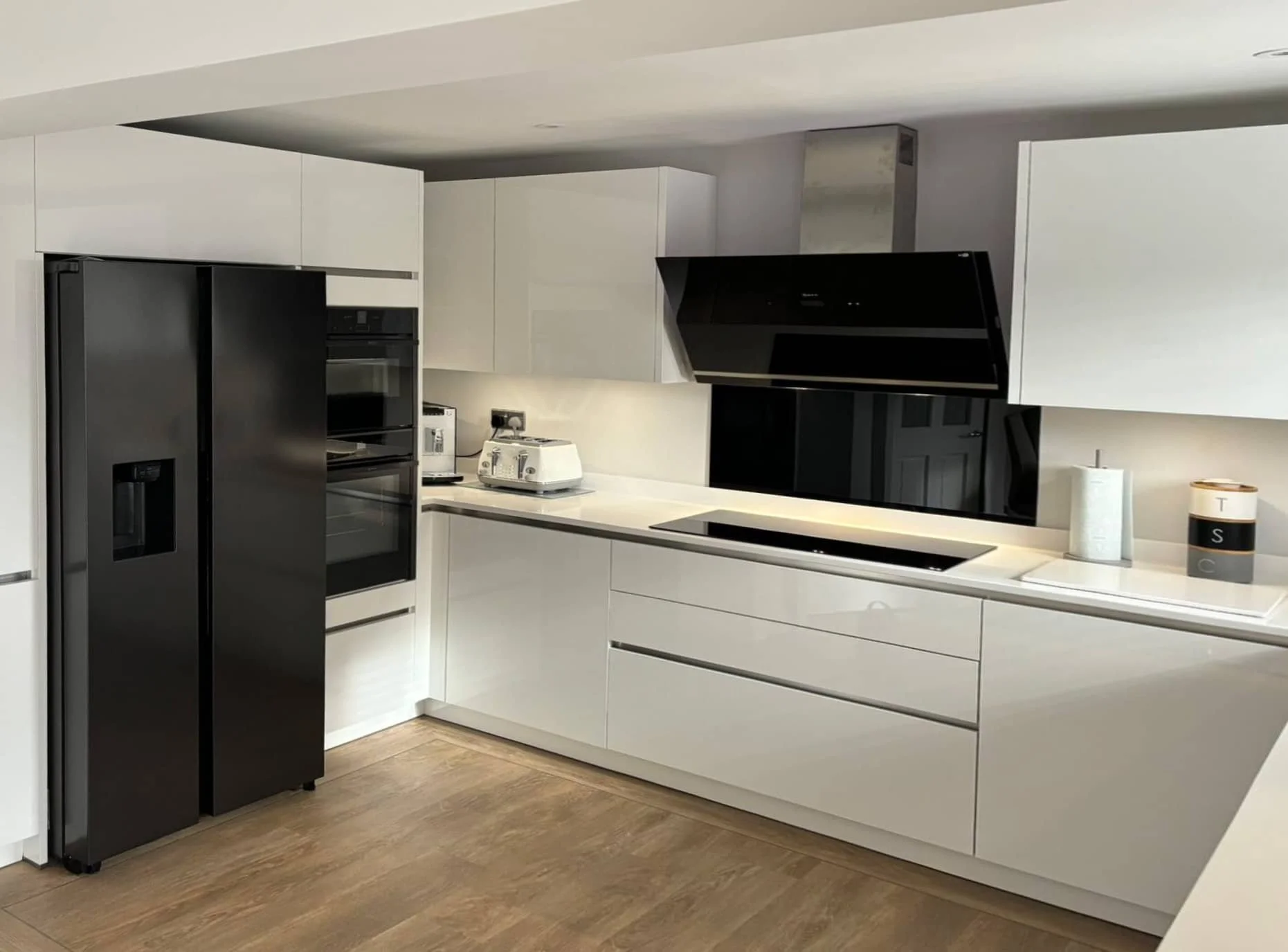 Contemporary White Gloss, Grimsby-IMG_3123-2000x1500_edited.jpeg