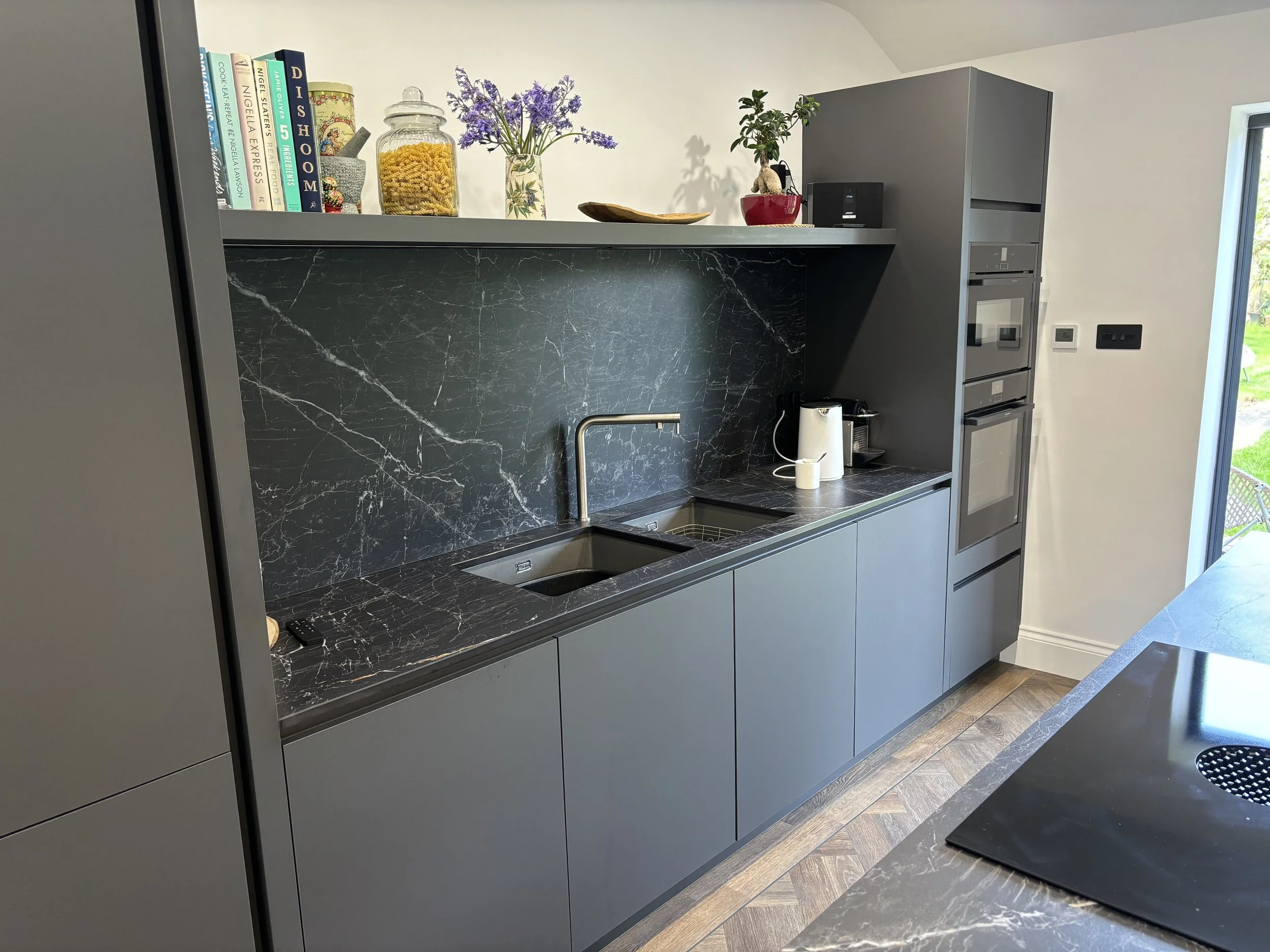 Modern Häcker kitchen with graphite and concrete-look contrast-IMG_3237.jpeg